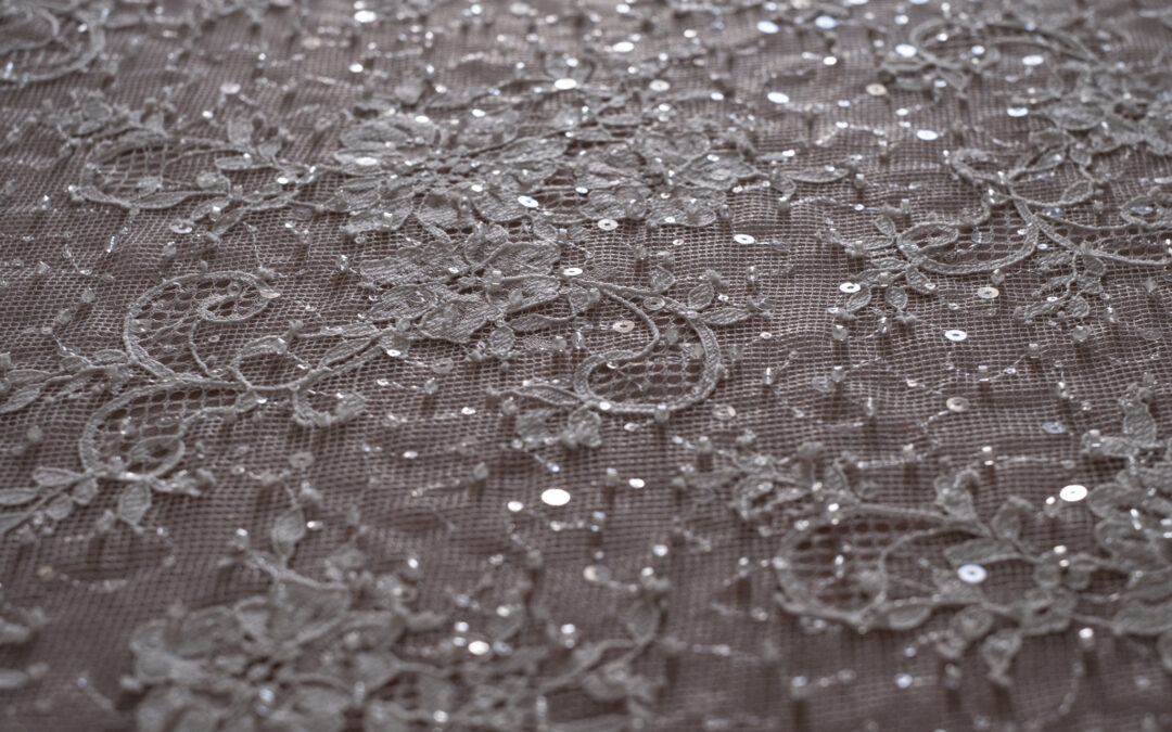 Pizzo chantilly con paillettes e perline colore bianco seta