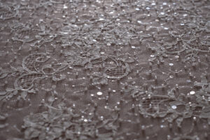 Pizzo chantilly con perline e pailletes