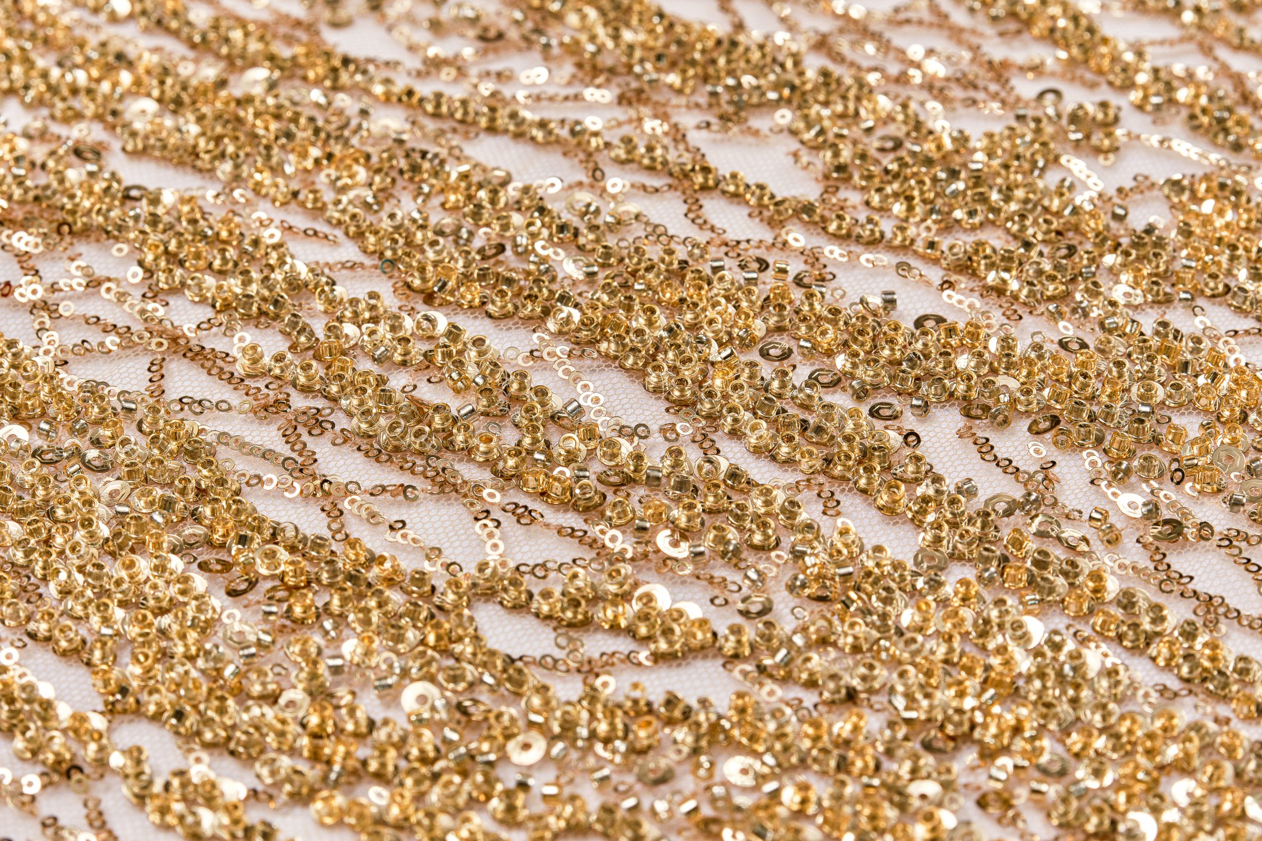 Tulle ricamato disegno astratto con paillets e perline colore oro 1 Tulle ricamato colore oro disegno astratto