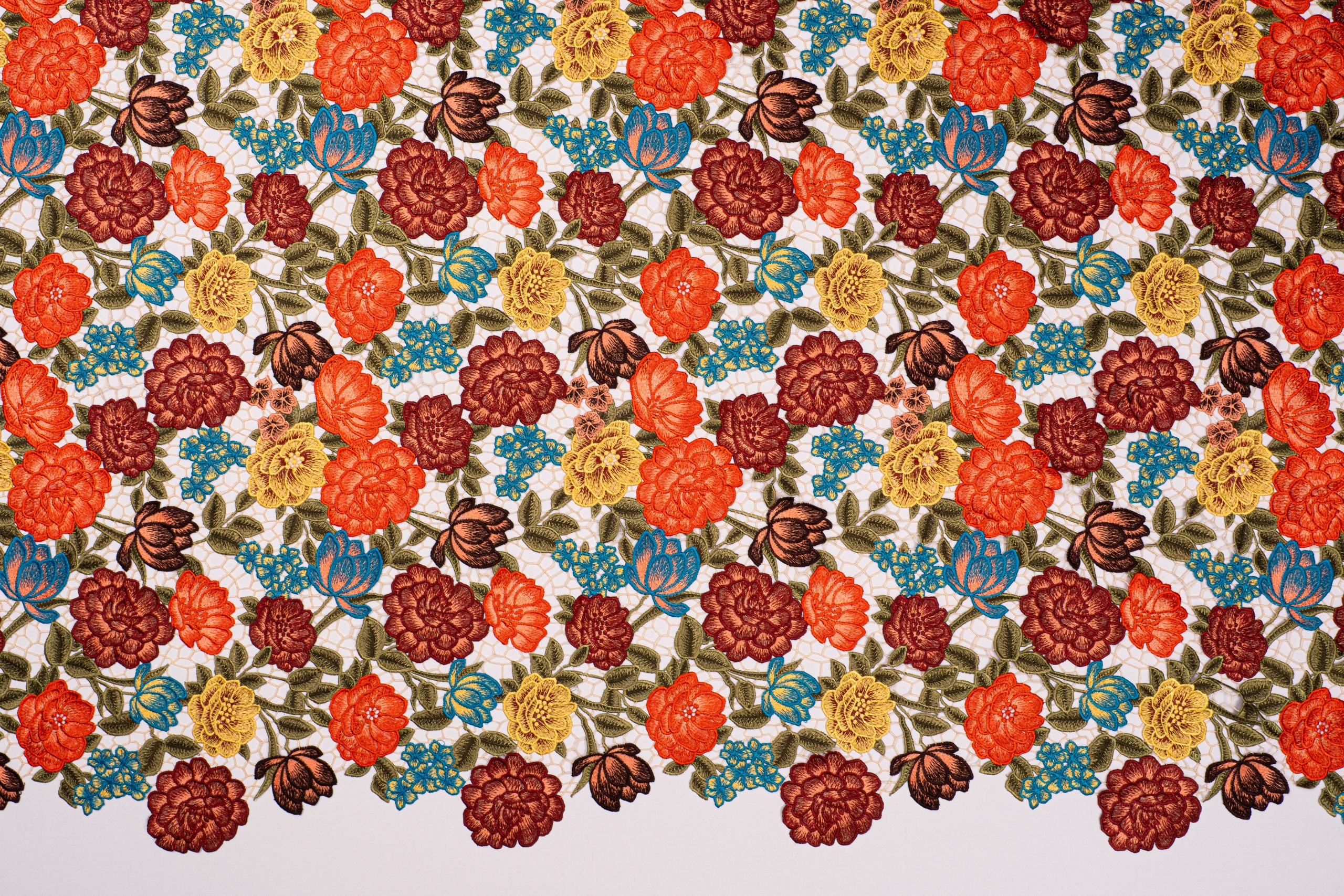 Pizzo macrame' disegno fiore multicolor con smerlo ambo i lati 2 Pizzo macrame' disegno fiore multicolor con smerlo ambo i lati - immagine 2