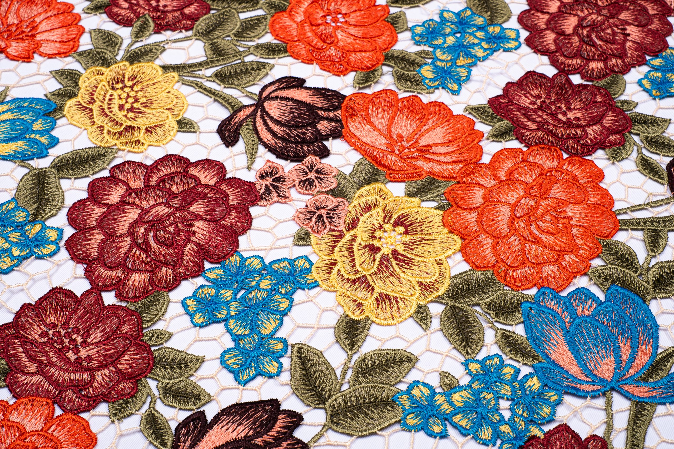 Pizzo macrame' disegno fiore multicolor con smerlo ambo i lati 1 smerlo ambo i lati