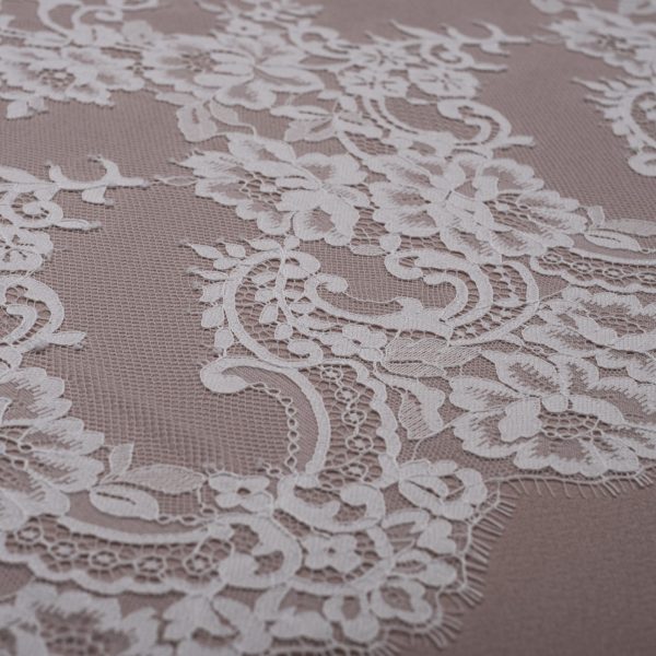 Pizzo chantilly sposa