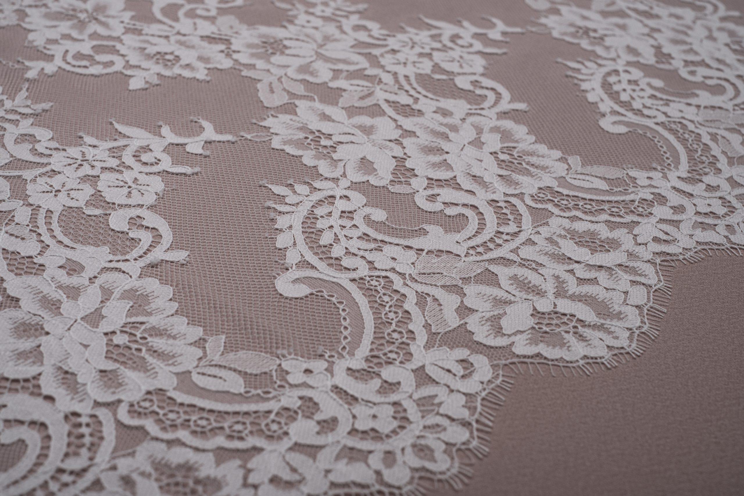 Pizzo chantilly sposa disegno fiore 1 Pizzo chantilly sposa