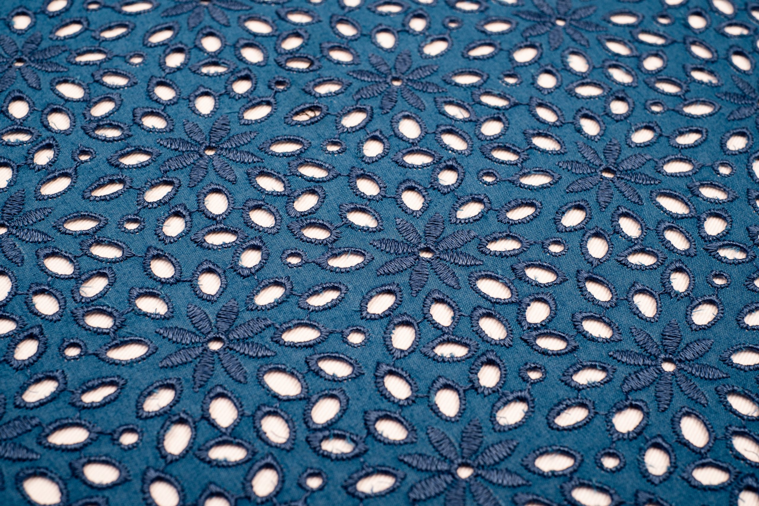 Sangallo disegno fiore stilizzato blue elettrico 1 fiore stilizzato