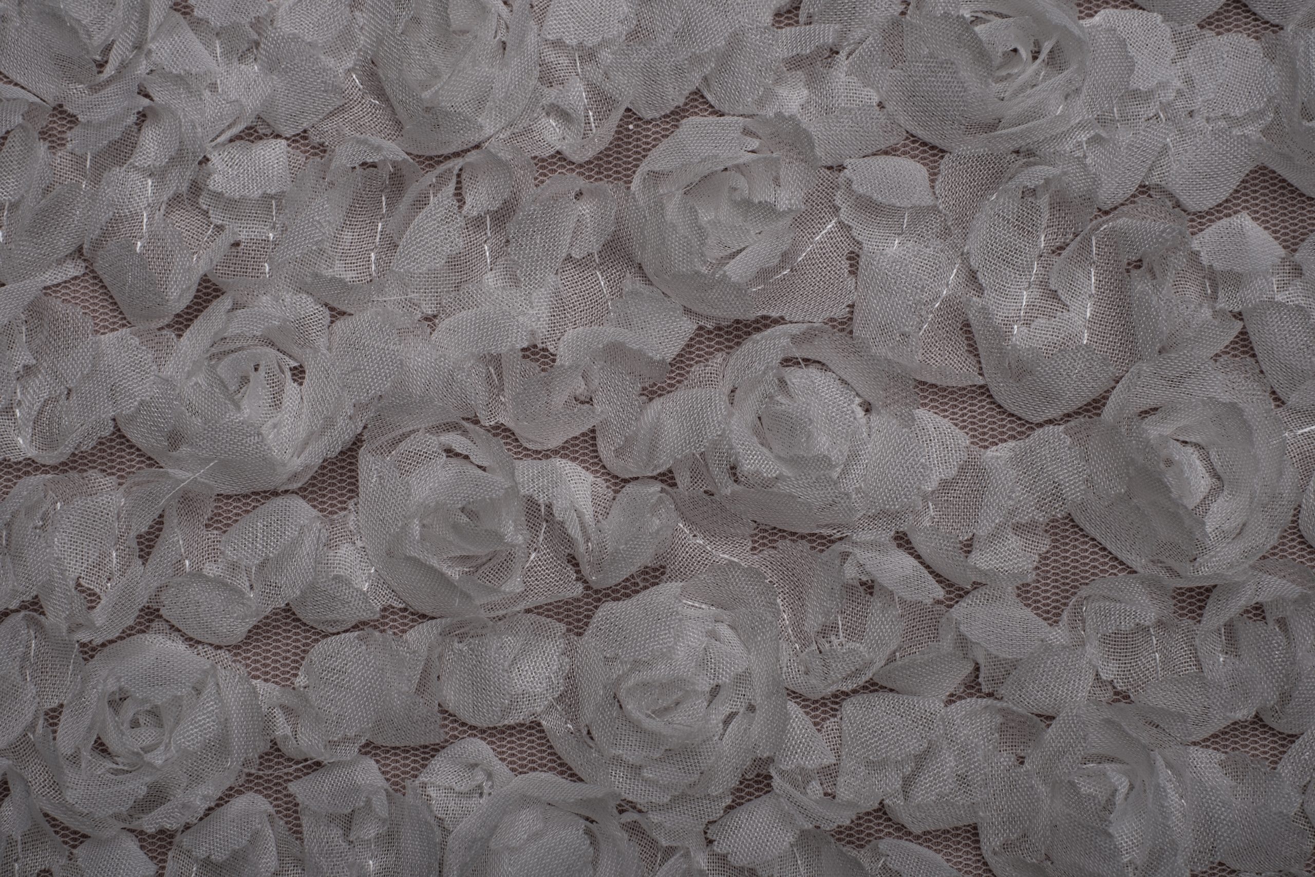 Tulle con fiori piccoli 3D applicati 2 tulle fiori piccoli 3 D applicati