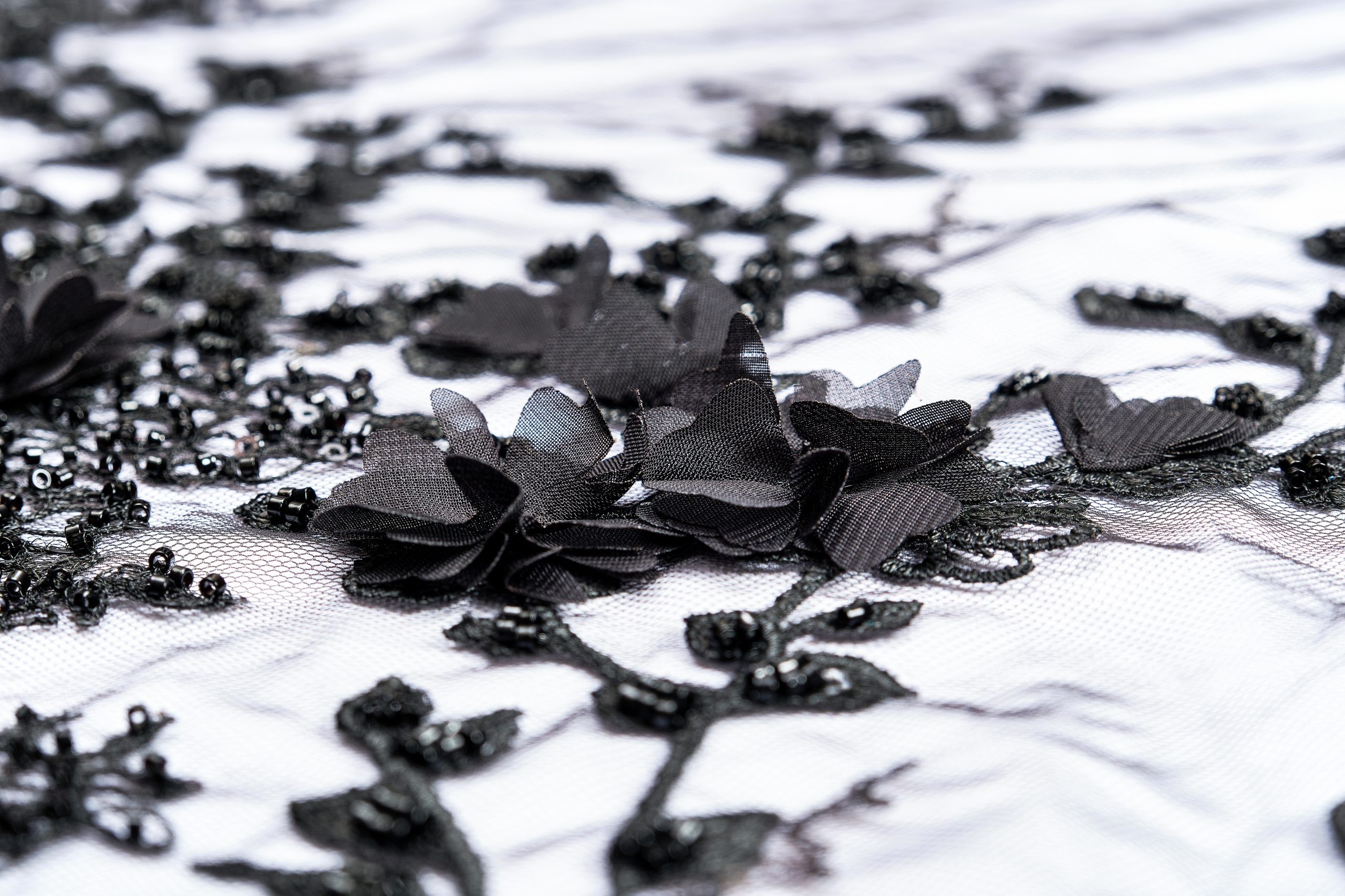 tulle con fiori 3D neri, paillets e perline - immagine 2