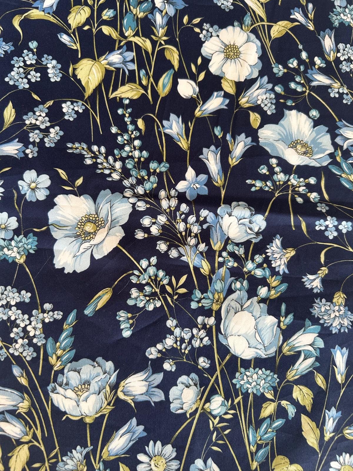 Cotone stampato disegno fiori tonalità sul azzurro e verde 1 tonalità
