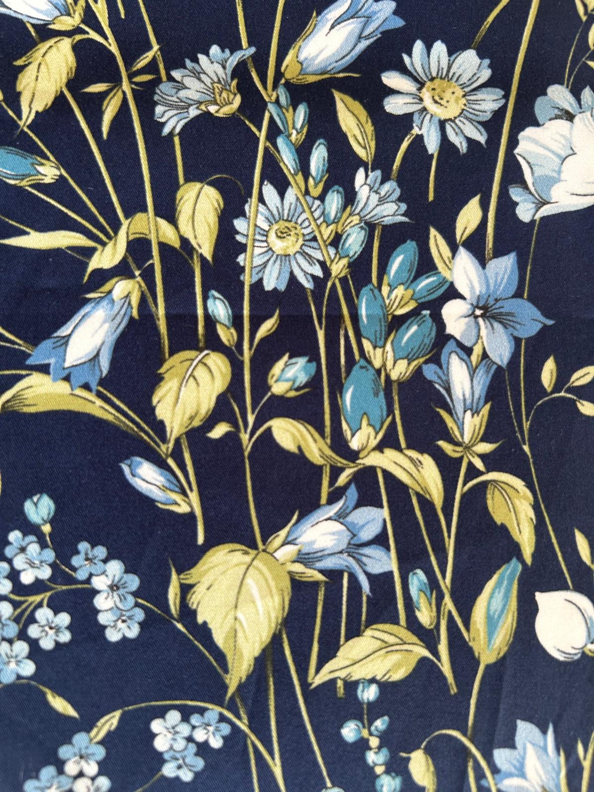 Cotone stampato disegno fiori tonalità sul azzurro e verde 4 Cotone stampato disegno fiori tonalità sul azzurro e verde - immagine 4