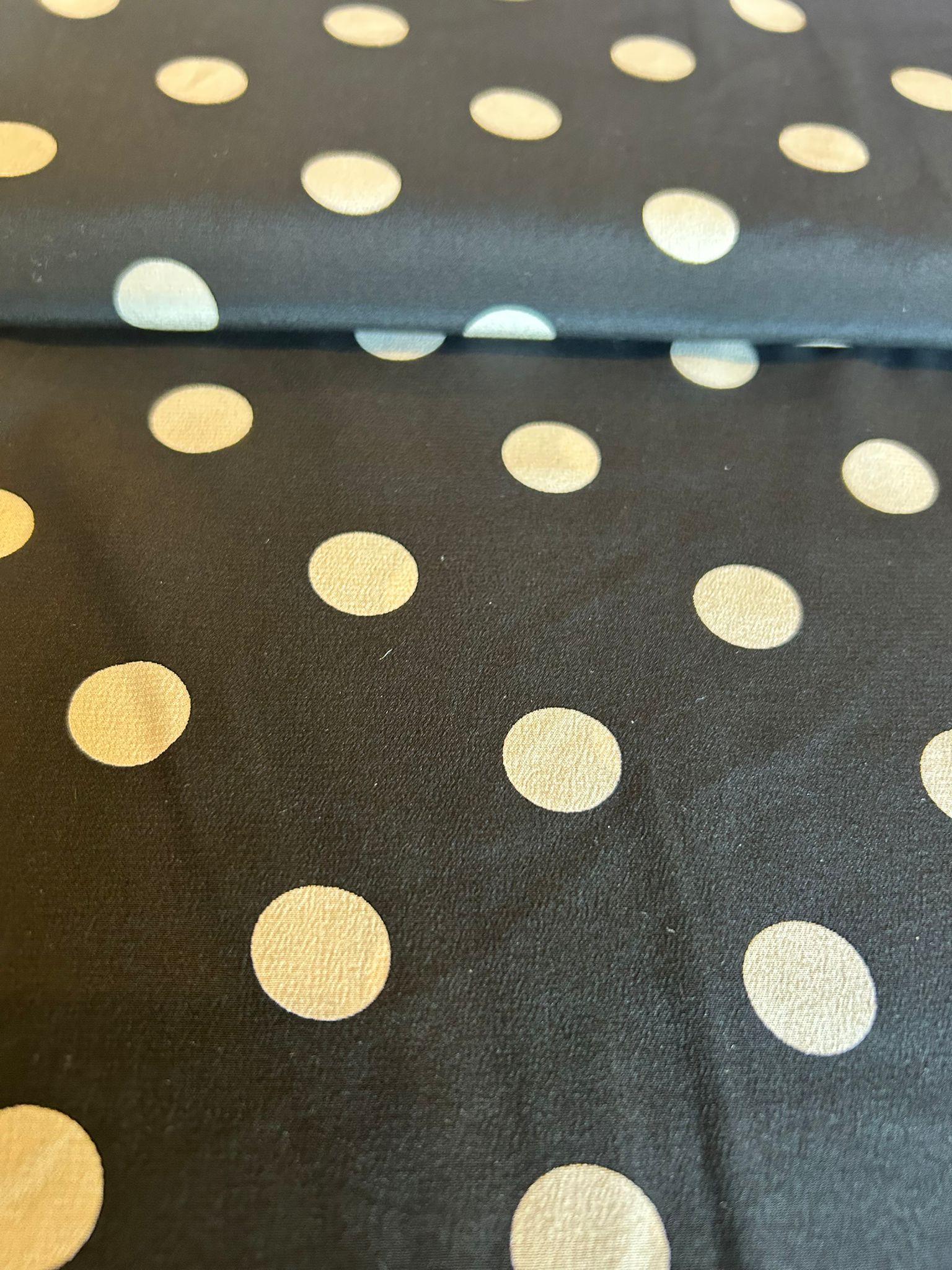 Crepe de chine seta fondo nero con pois beige 3 Crepe de chine seta