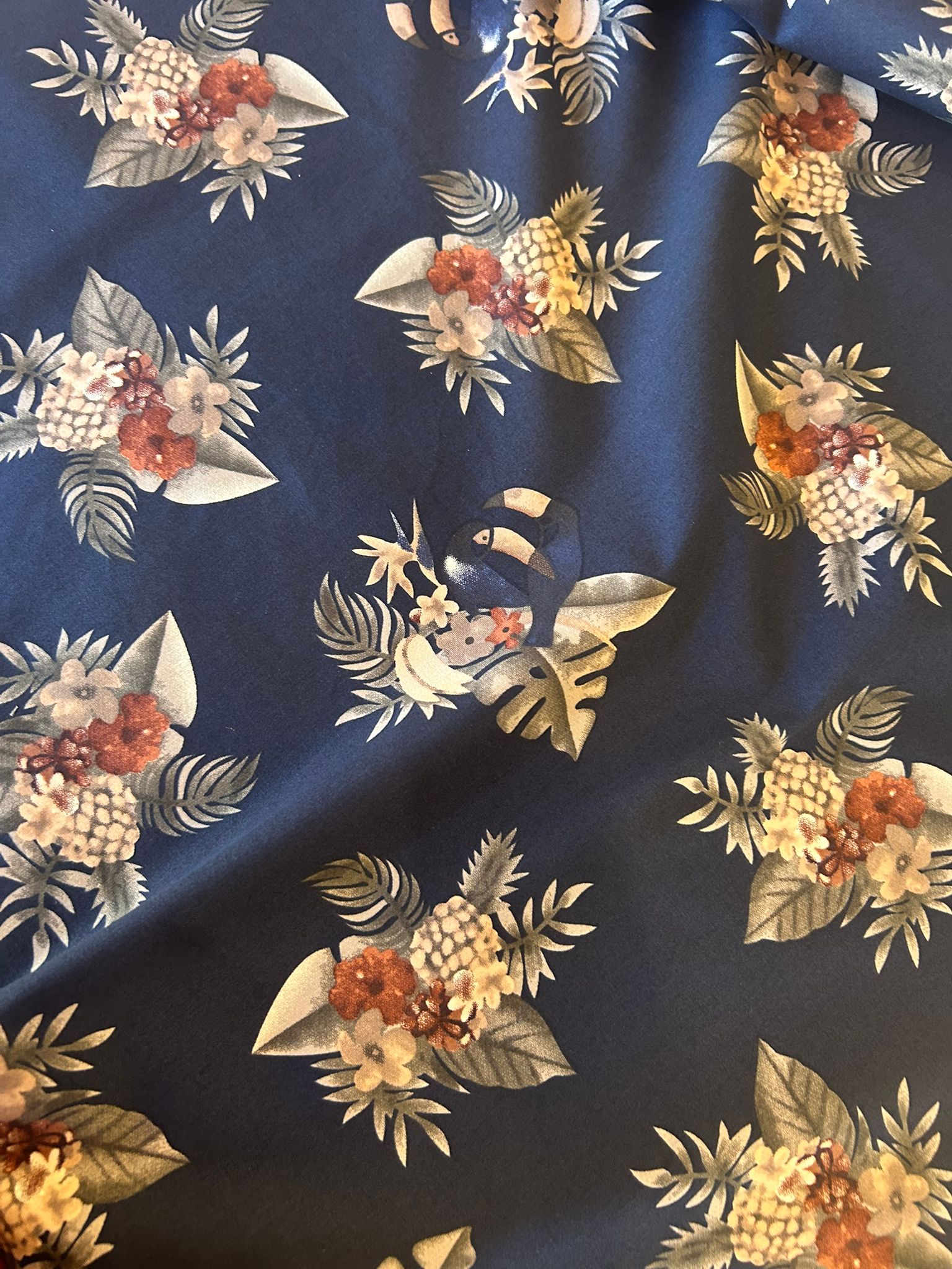 Rasatello elasticizzato cotone sfondo blu con foglie e piccoli fiori 1 cotone sfondo blu
