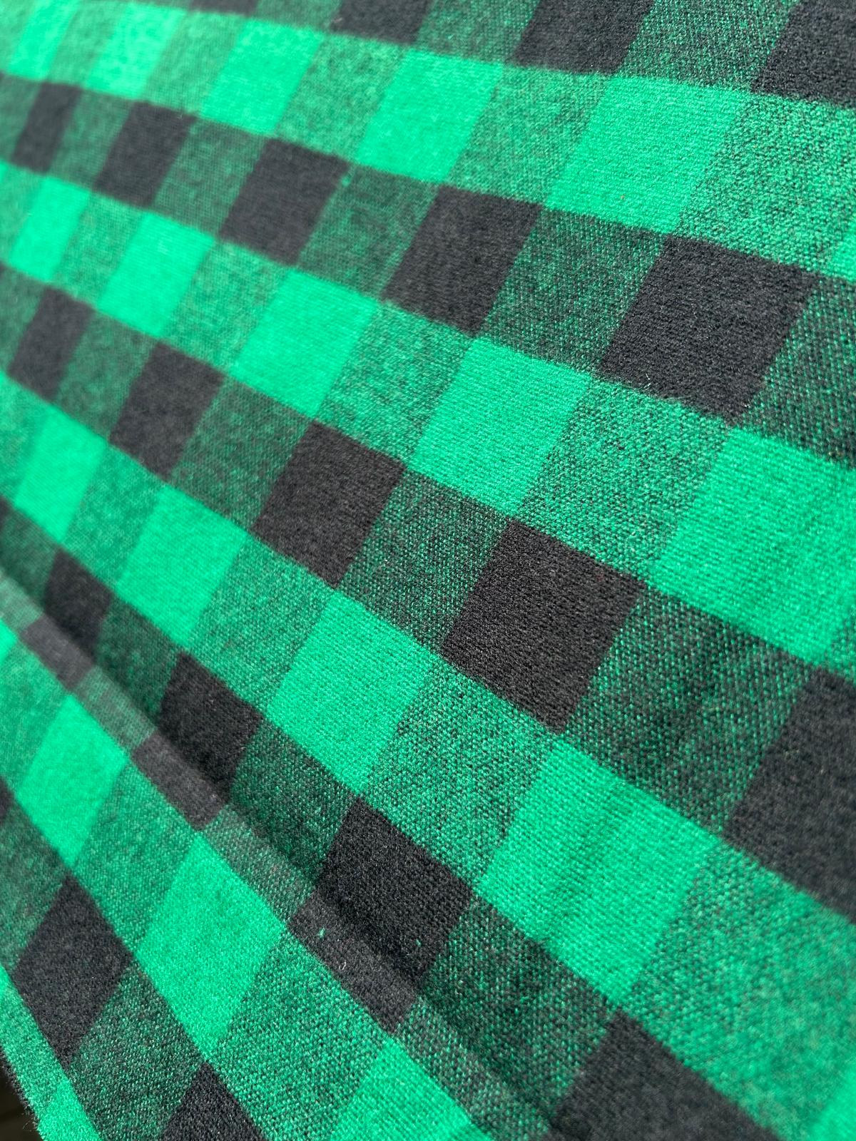 Tessuto quadro flanella cotone sfondo verde prato e nero 3 Tessuto quadro flanella cotone sfondo verde prato e nero - immagine 3