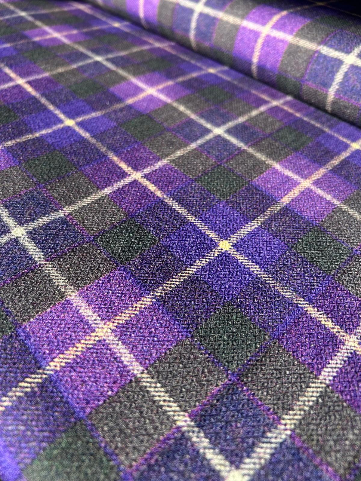 Tessuto scozzese elasticizzato lana sfondo viola, viola scuro con quadro medio 3 Tessuto scozzese elasticizzato lana sfondo viola, viola scuro con quadro medio - immagine 3