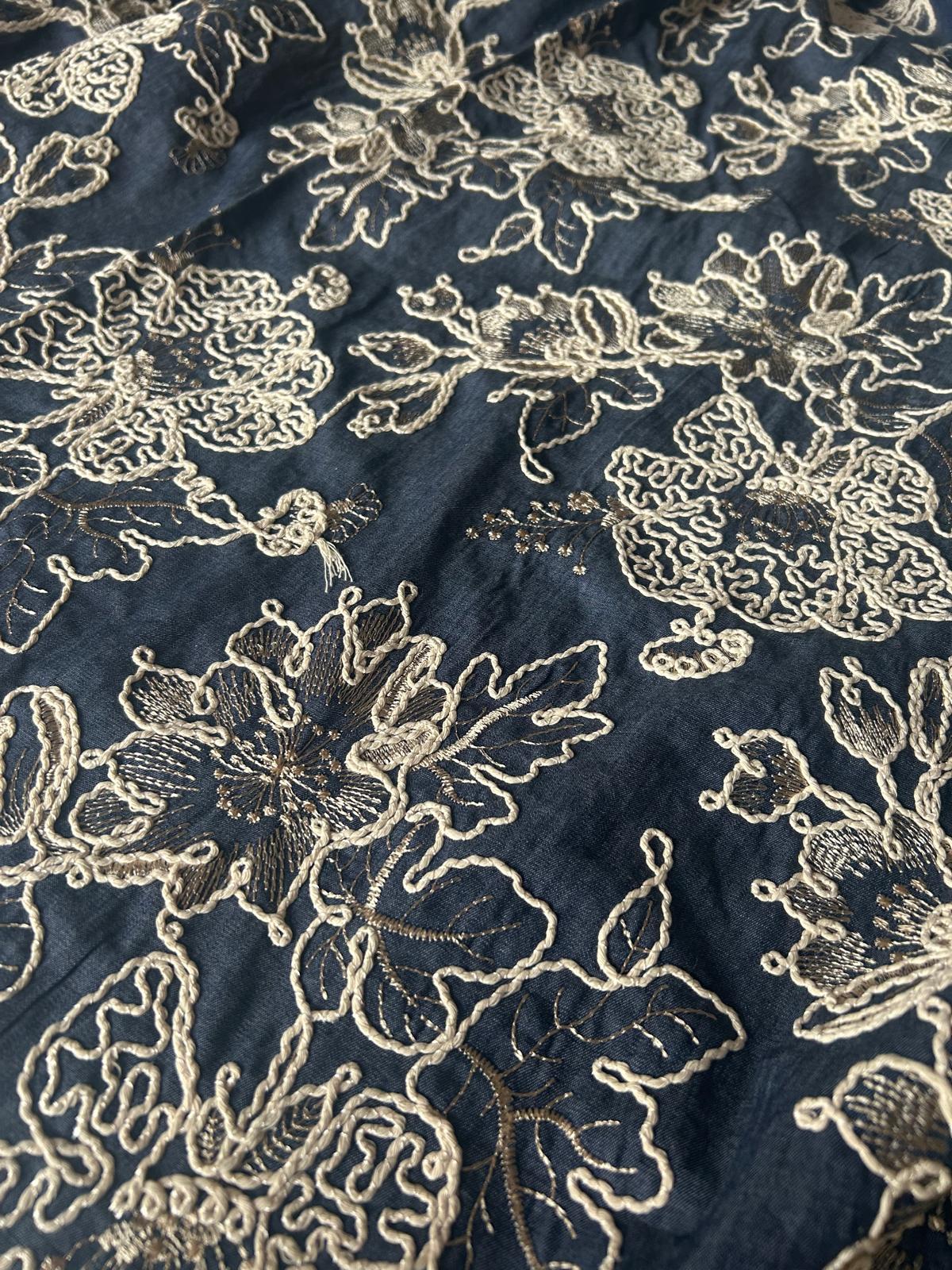 Jeans campo pieno disegno fiore raffia 1 Jean ricamato campo pieno