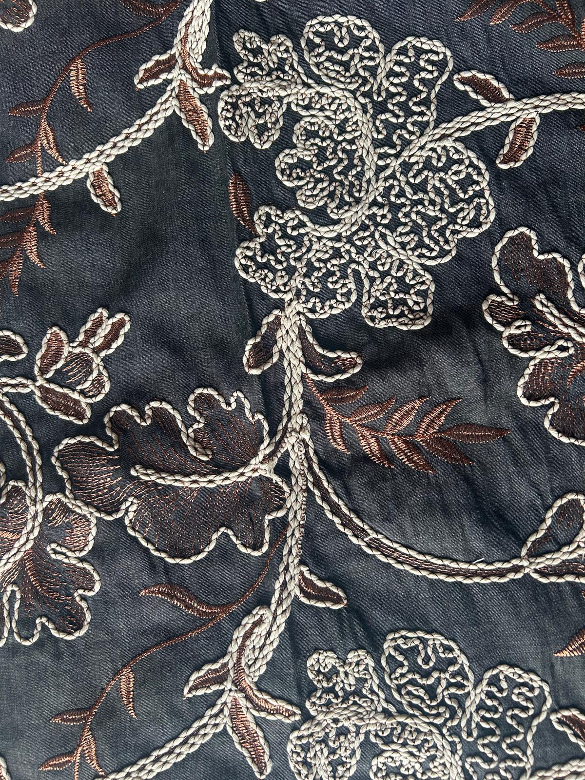 Jeans ricamato campo pieno raffia con disegno fiori bicolore 2 Jeans ricamato disegno fiore con raffia bicolore