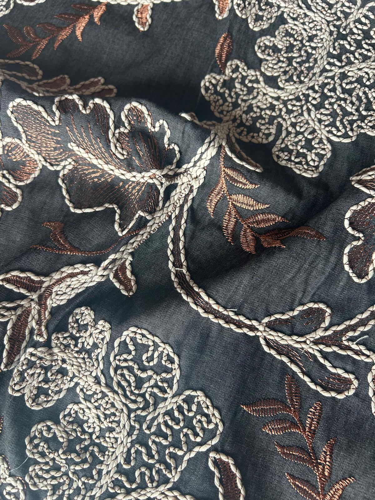 Jeans ricamato campo pieno raffia con disegno fiori bicolore 3 Jeans ricamato disegno fiore campo pieno con raffia bicolore