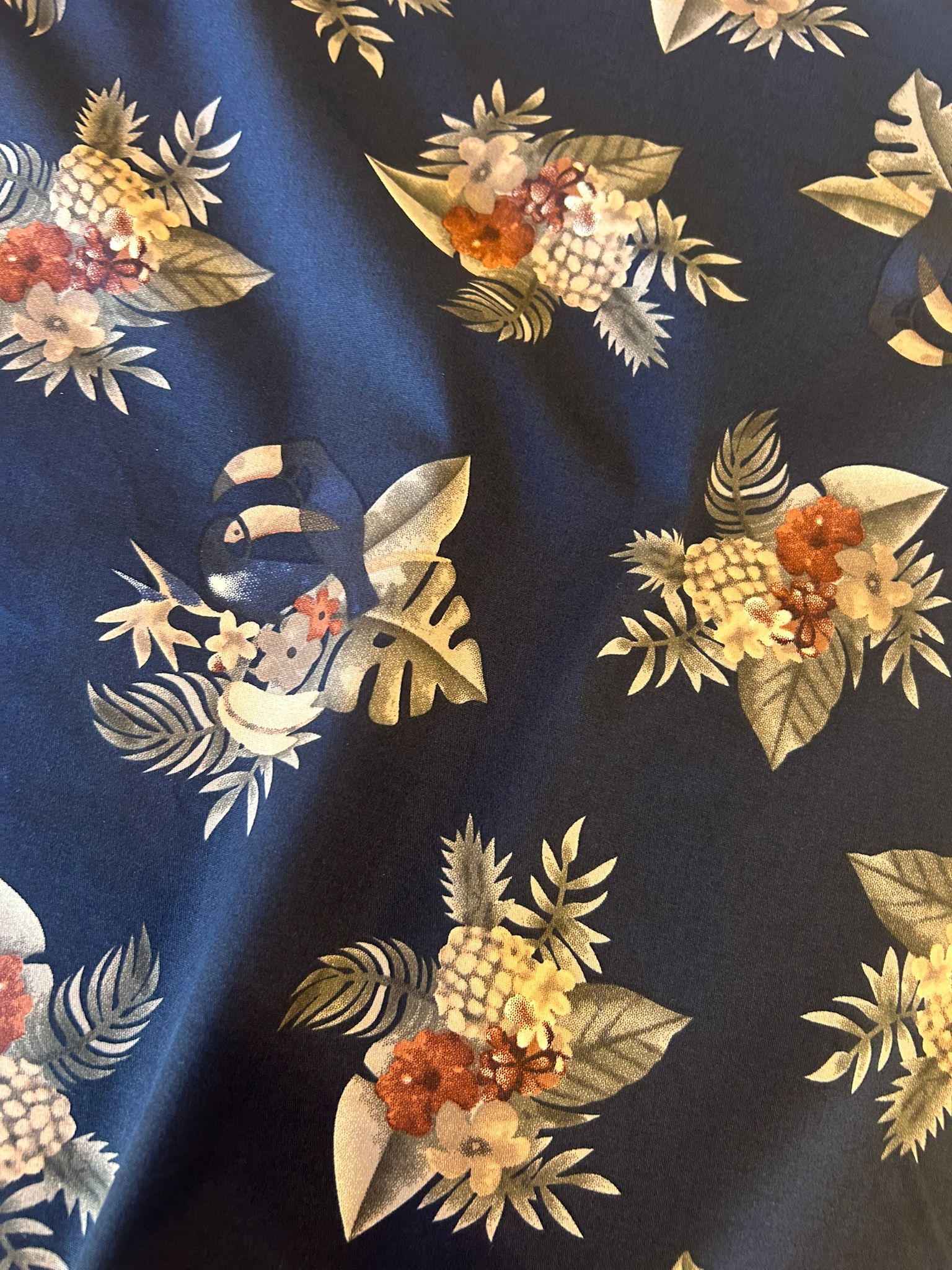 Rasatello elasticizzato cotone sfondo blu con foglie e piccoli fiori 2 Rasatello elasticizzato cotone sfondo blu con foglie e piccoli fiori - immagine 2