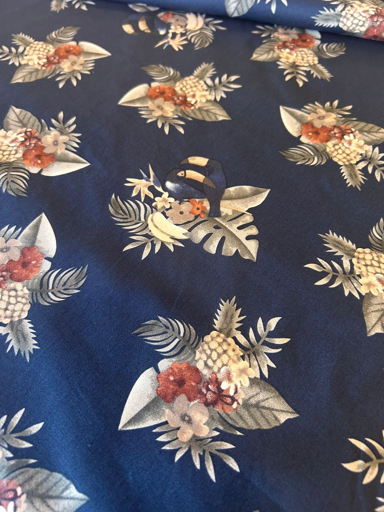 Rasatello elasticizzato cotone sfondo blu con foglie e piccoli fiori 5 Rasatello elasticizzato cotone sfondo blu con foglie e piccoli fiori - immagine 5