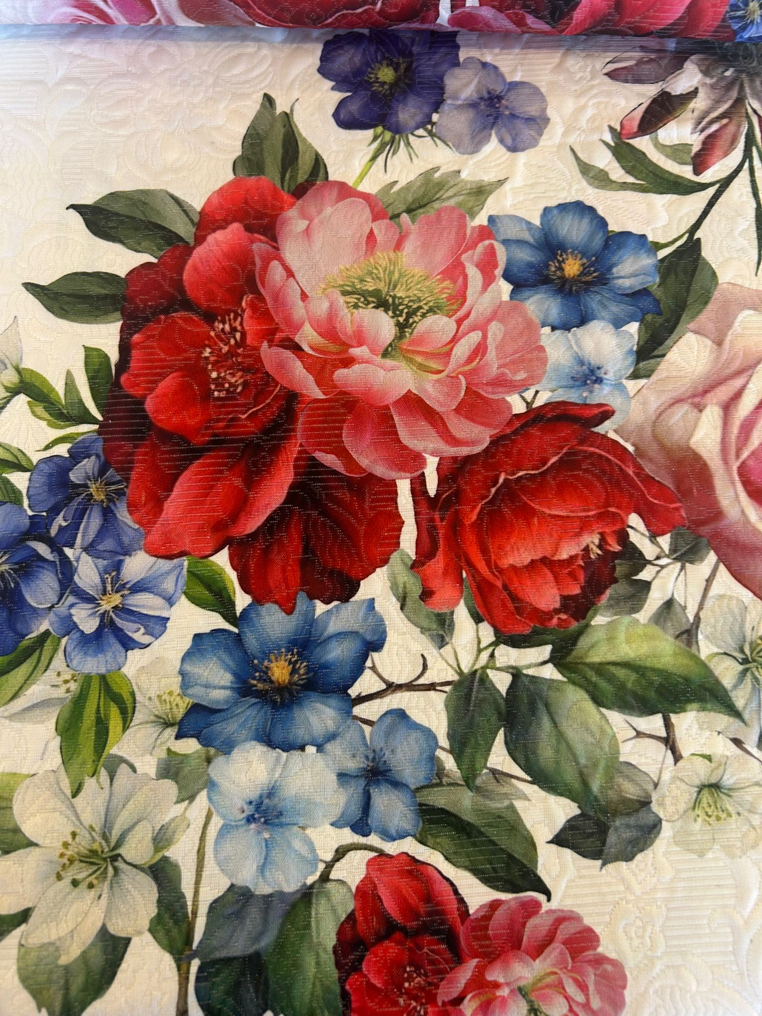 Matelassè cotone stampa a pannello disegno rose, genziane e campanule 2 Matelassè cotone stampa a pannello disegno rose, genziane e campanule - immagine 2