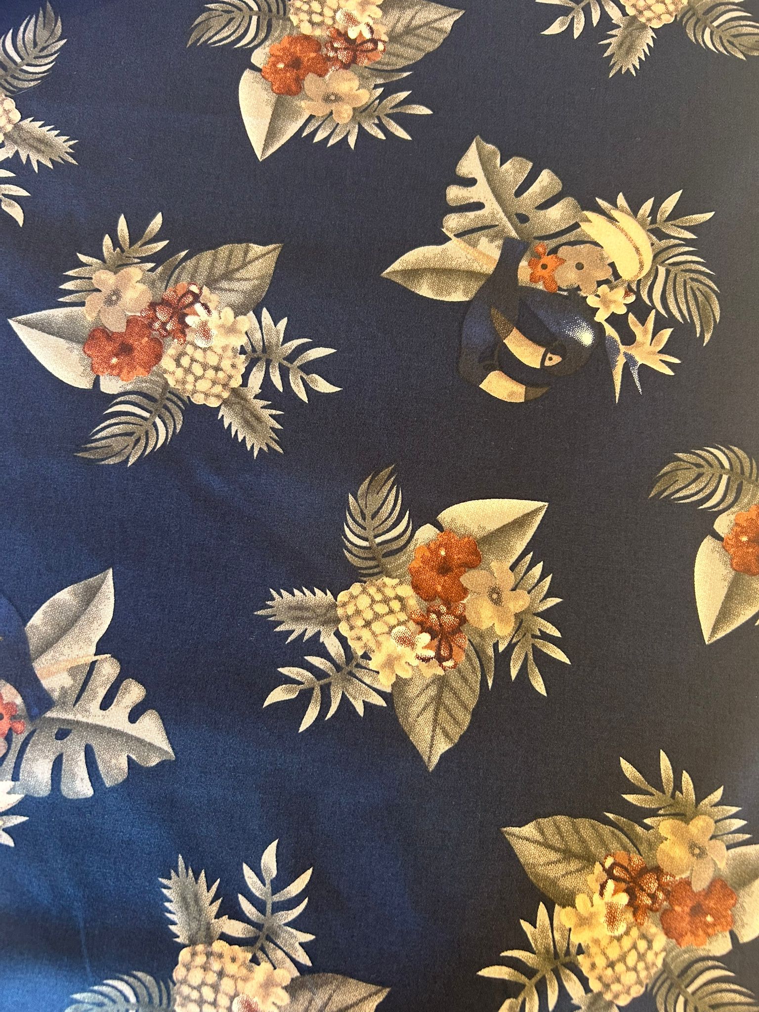 Rasatello elasticizzato cotone sfondo blu con foglie e piccoli fiori 4 Rasatello elasticizzato cotone sfondo blu con foglie e piccoli fiori - immagine 4
