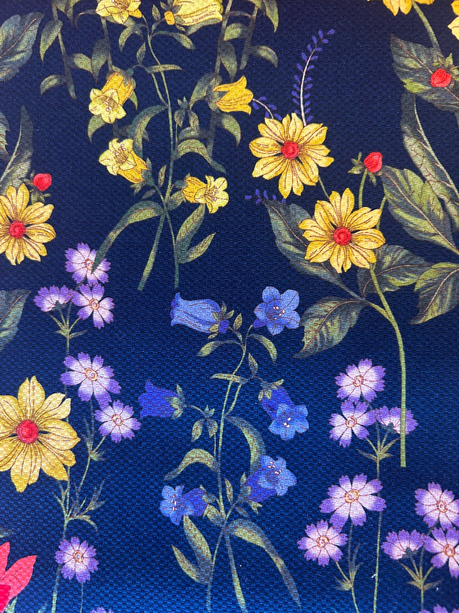 Piquet cotone stampato elasticizzato fondo blu fiori margherite, iris, glicine 2 Piquet cotone stampato elasticizzato fondo blu fiori margherite, iris, glicine - immagine 2