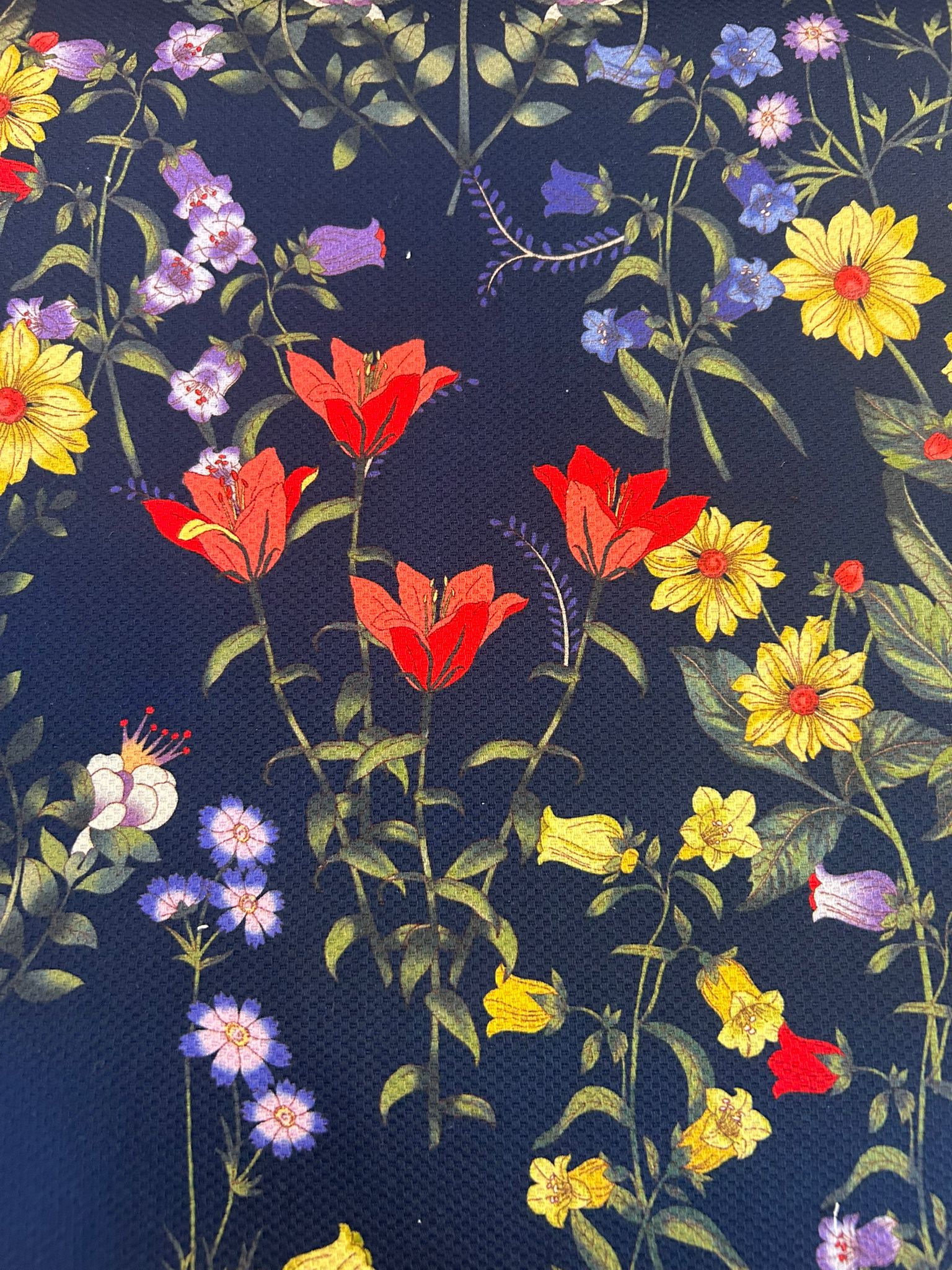 Piquet cotone stampato elasticizzato fondo blu fiori margherite, iris, glicine 3 Piquet cotone stampato elasticizzato fondo blu fiori margherite, iris, glicine - immagine 3