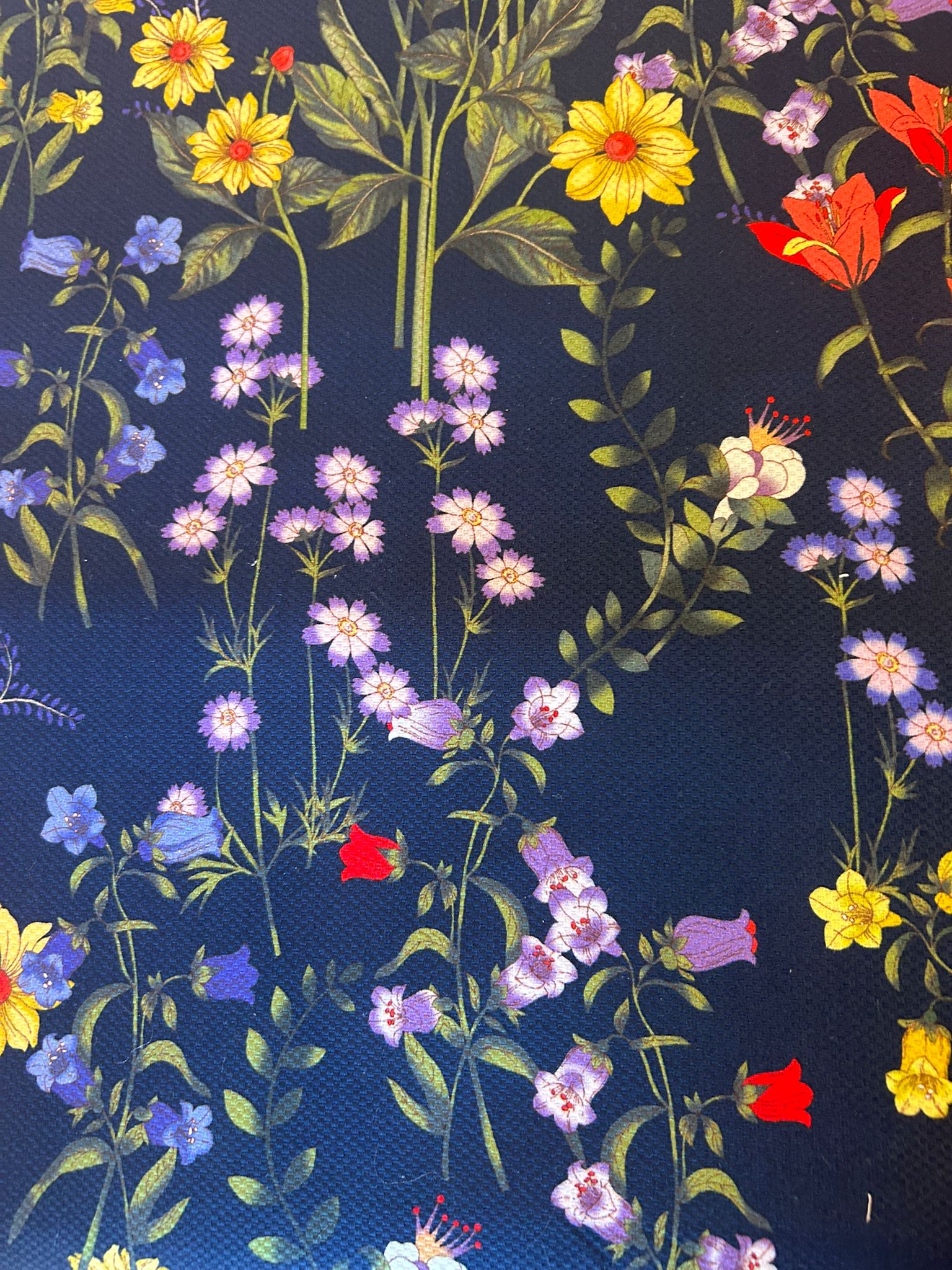 Piquet cotone stampato elasticizzato fondo blu fiori margherite, iris, glicine 5 Piquet cotone stampato elasticizzato fondo blu fiori margherite, iris, glicine - immagine 5