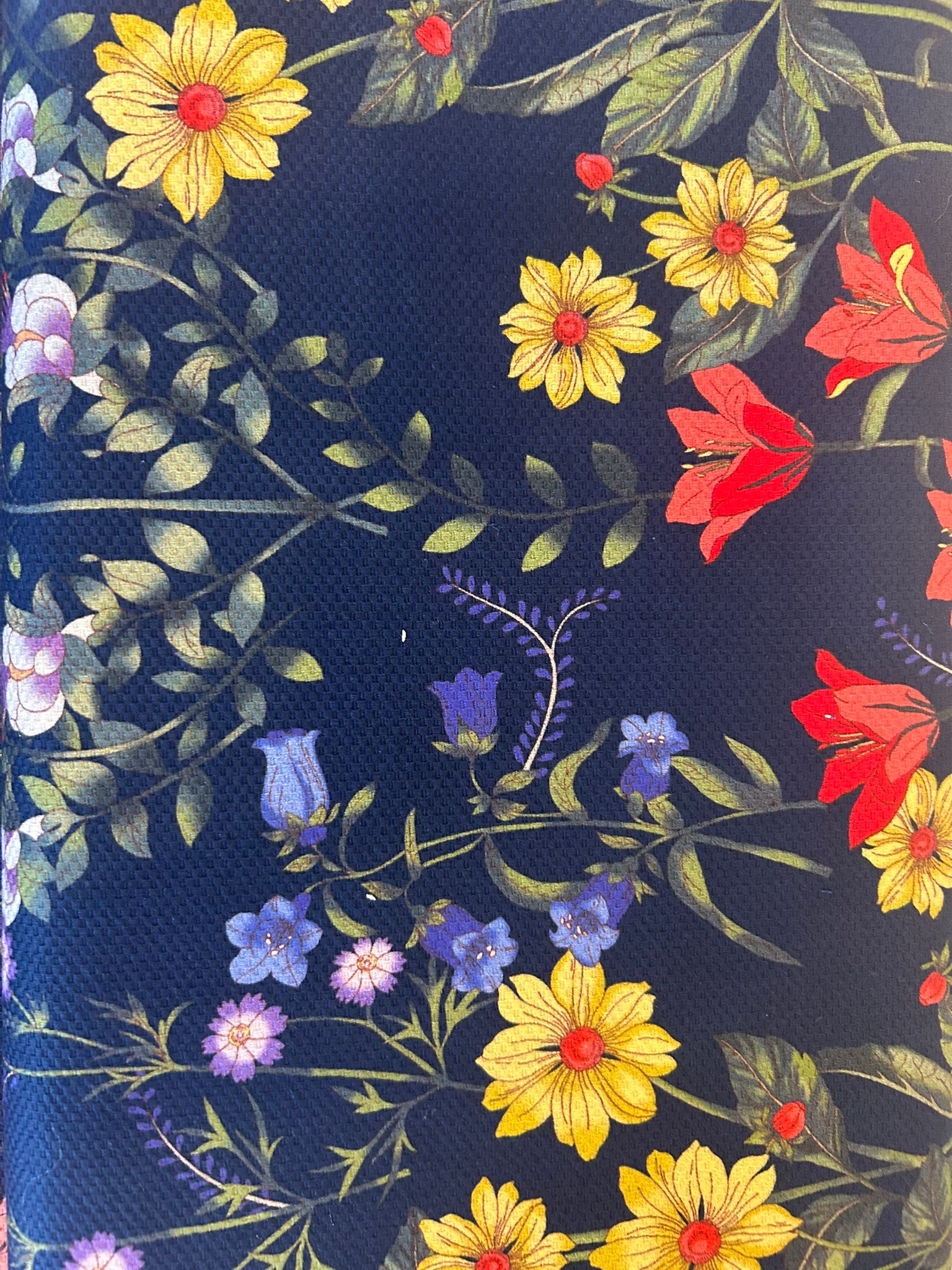 Piquet cotone stampato elasticizzato fondo blu fiori margherite, iris, glicine 8 Piquet cotone stampato elasticizzato fondo blu fiori margherite, iris, glicine - immagine 8