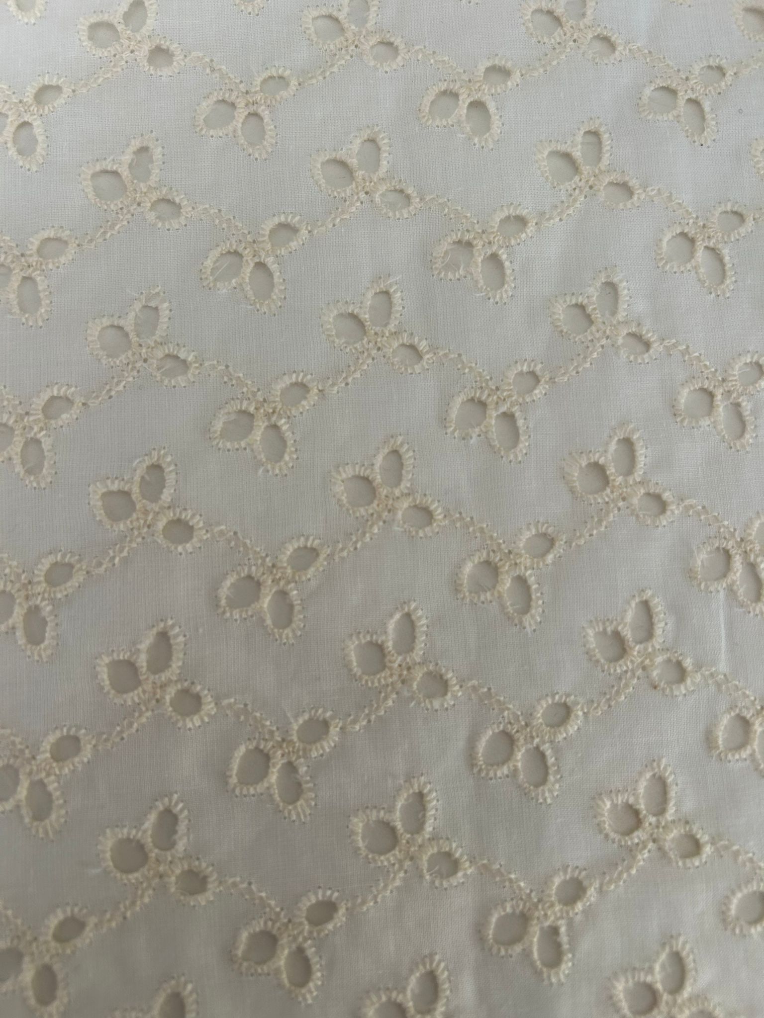Sangallo cotone ricamato bicolore disegno fiorellino colore beige bianco 1 ricamato bicolore disegno fiorellino