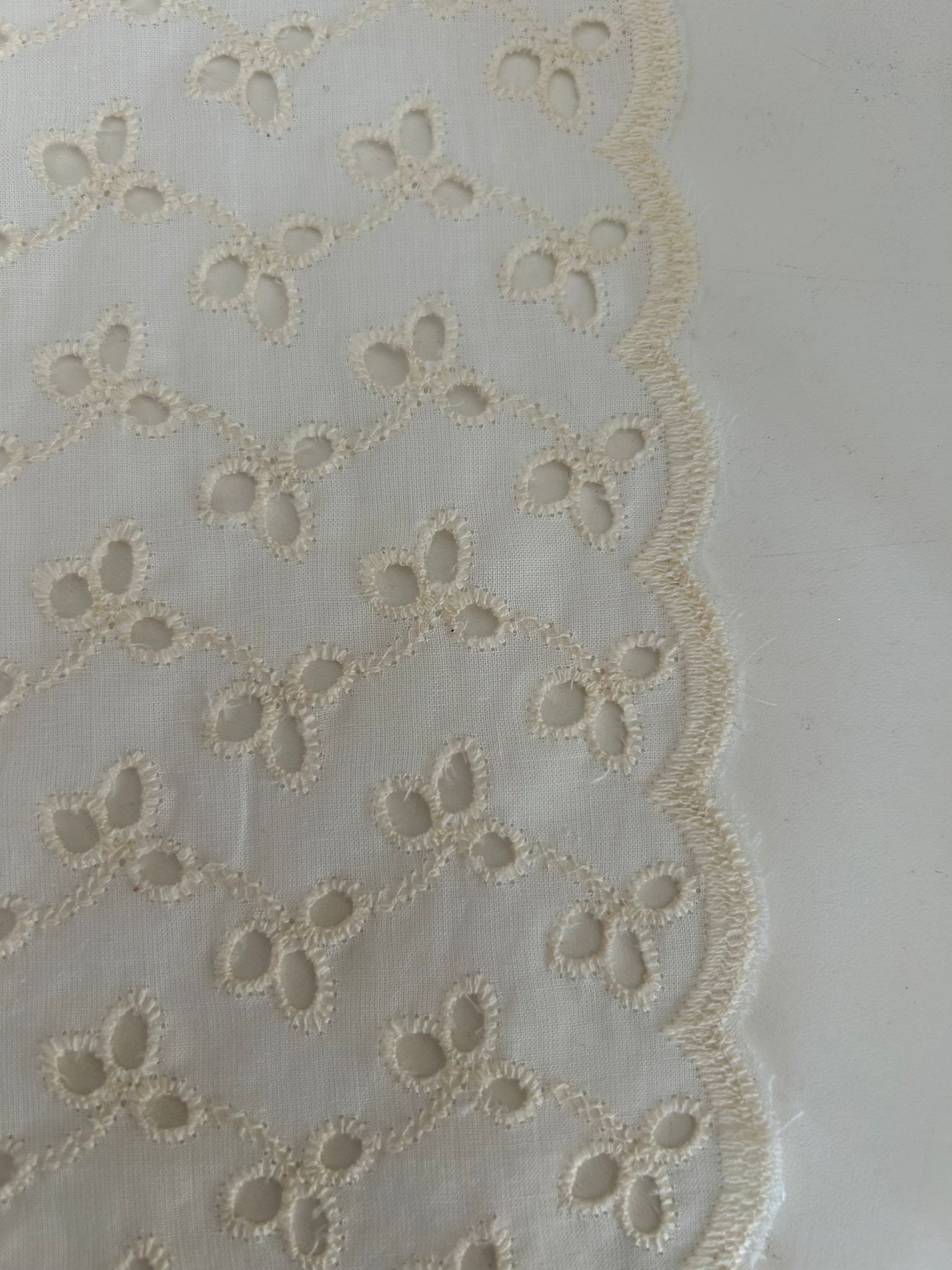 Sangallo cotone ricamato bicolore disegno fiorellino colore beige bianco 3 Sangallo cotone ricamato bicolore disegno fiorellino colore beige bianco - immagine 3