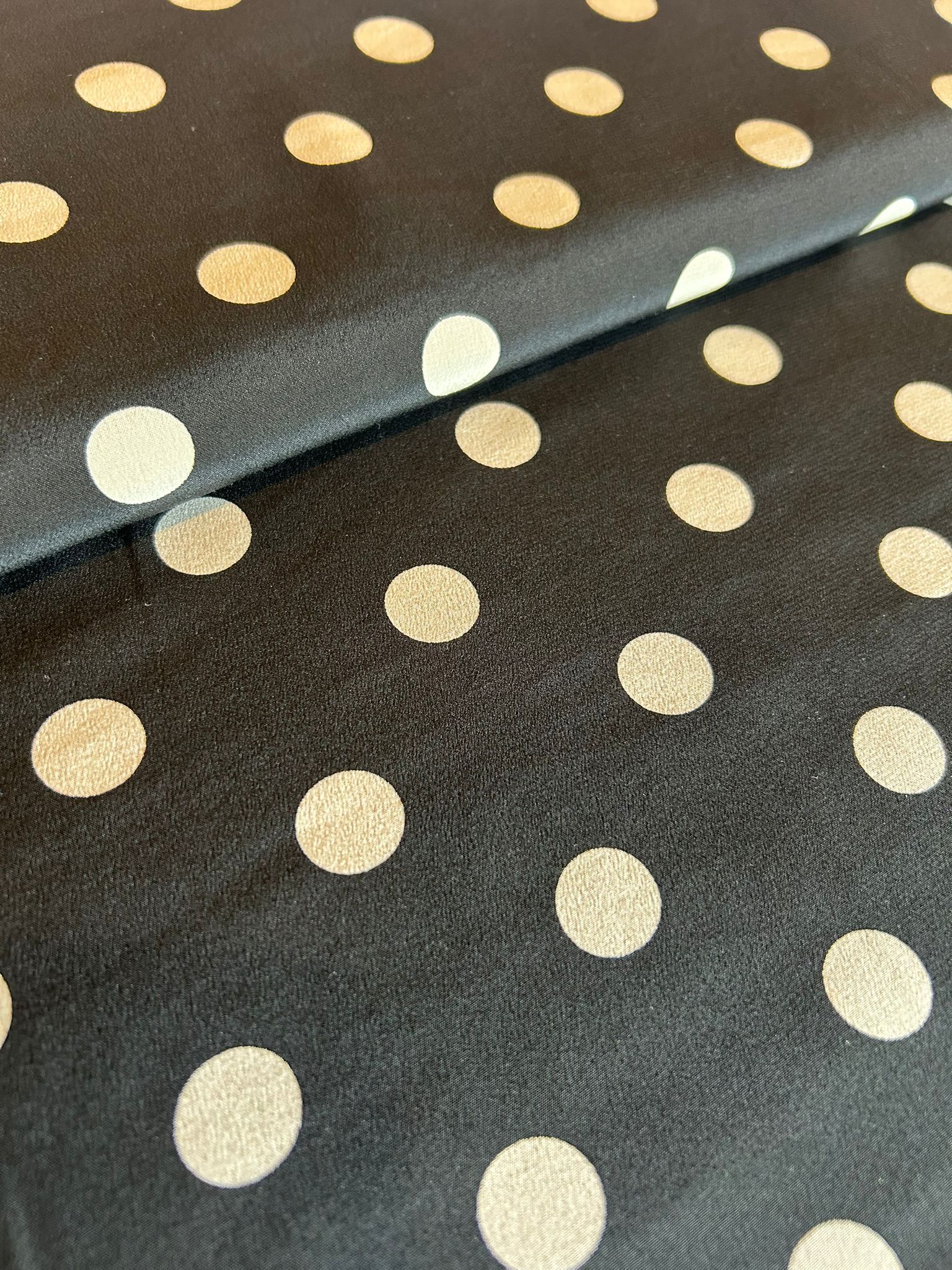 Crepe de chine seta fondo nero con pois beige 2 Crepe de chine seta fondo nero con pois beige - immagine 2