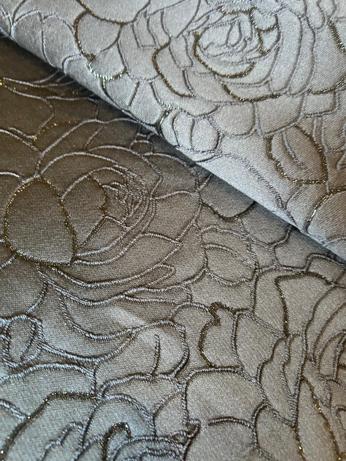 Tessuto Matelassè disegno fiore con inserti lurex 2 Tessuto Matelassè disegno fiore con inserti lurex - immagine 2