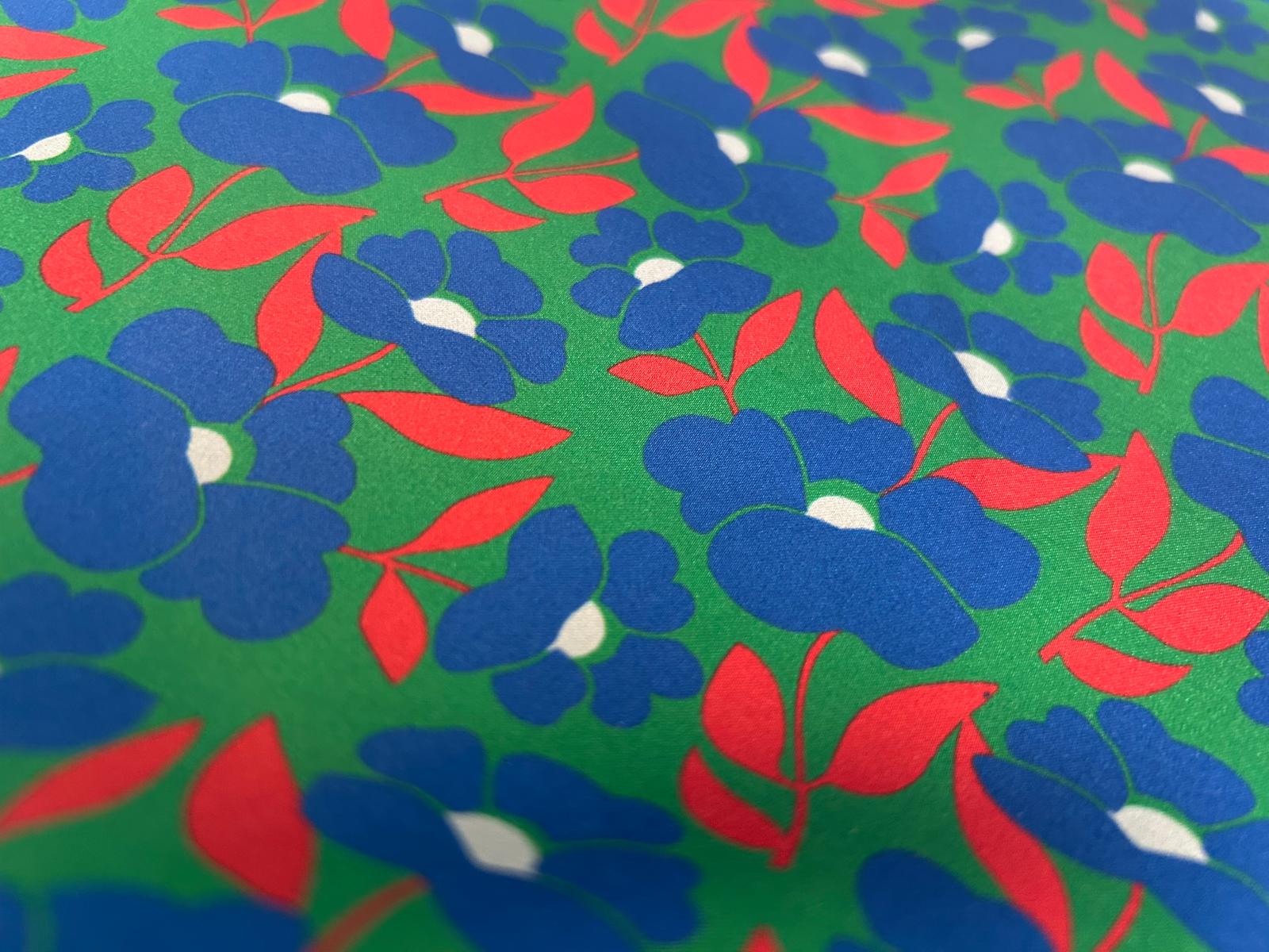 tessuto Satin stampato fiore blu con foglia rossa e fondo verde 1 stampato fiore blu con foglia rossa