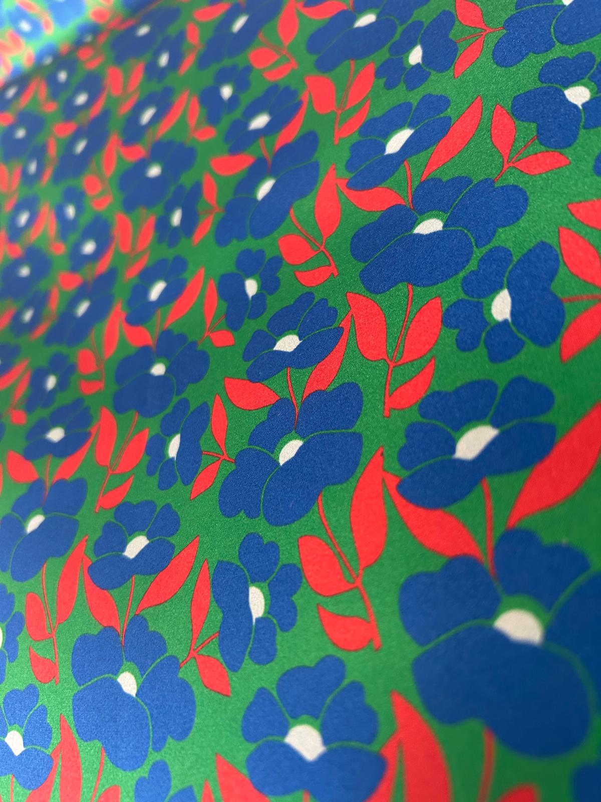 tessuto Satin stampato fiore blu con foglia rossa e fondo verde 2 tessuto Satin stampato fiore blu con foglia rossa e fondo verde - immagine 2