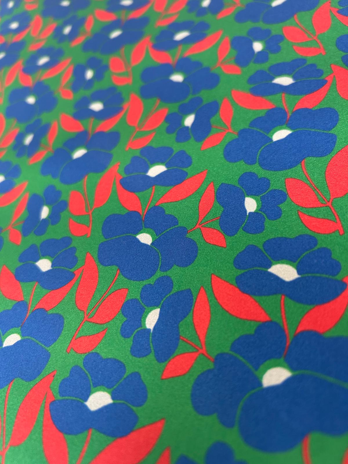 tessuto Satin stampato fiore blu con foglia rossa e fondo verde 3 tessuto Satin stampato fiore blu con foglia rossa e fondo verde - immagine 3