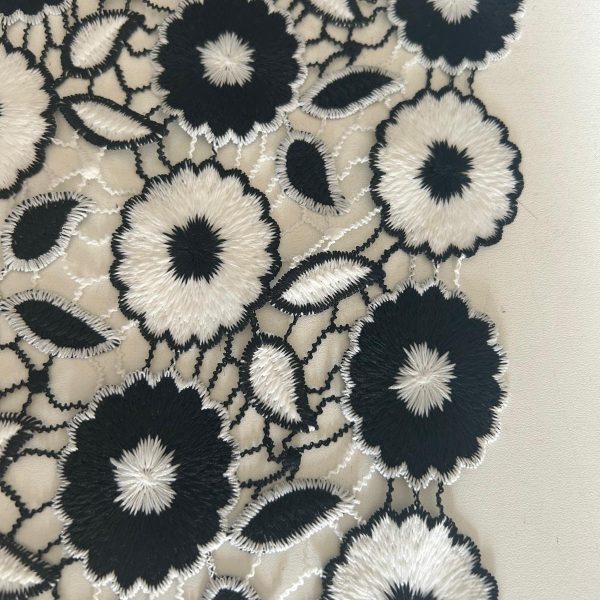 Pizzo maicrame disegno margherite