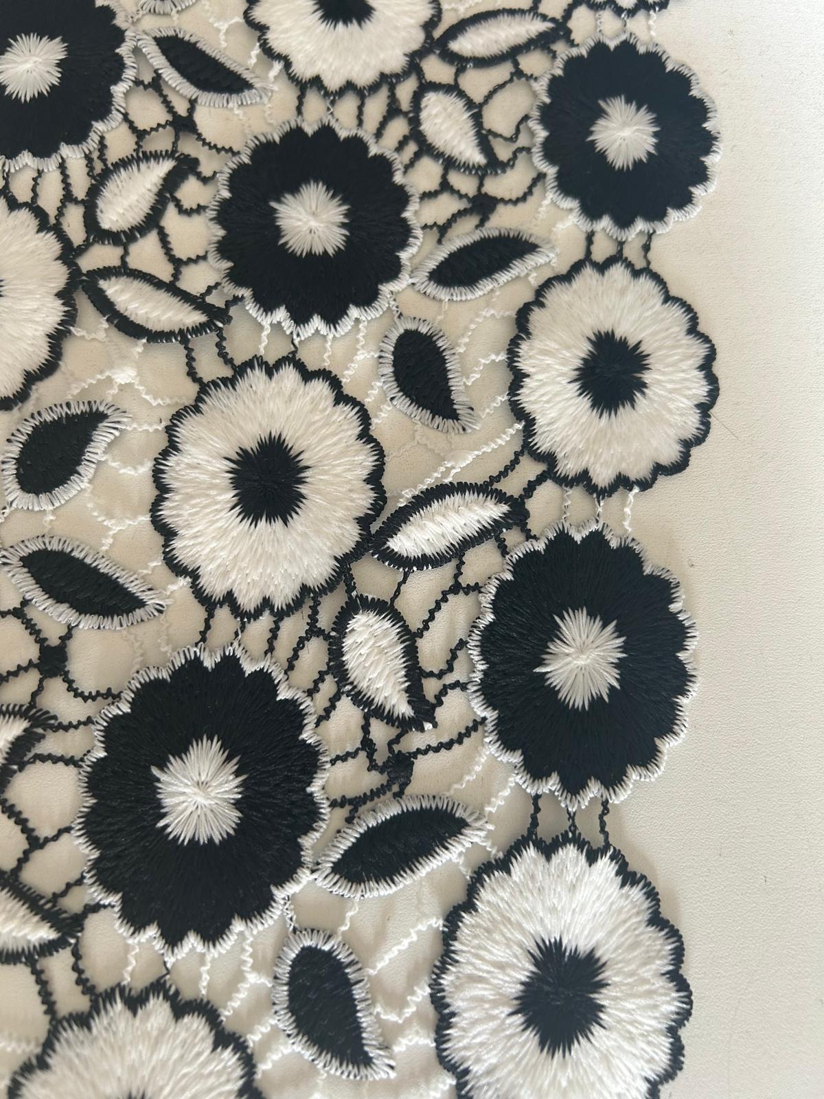 Pizzo maicrame disegno margherite bicolore bianco e nero 1 Pizzo maicrame disegno margherite
