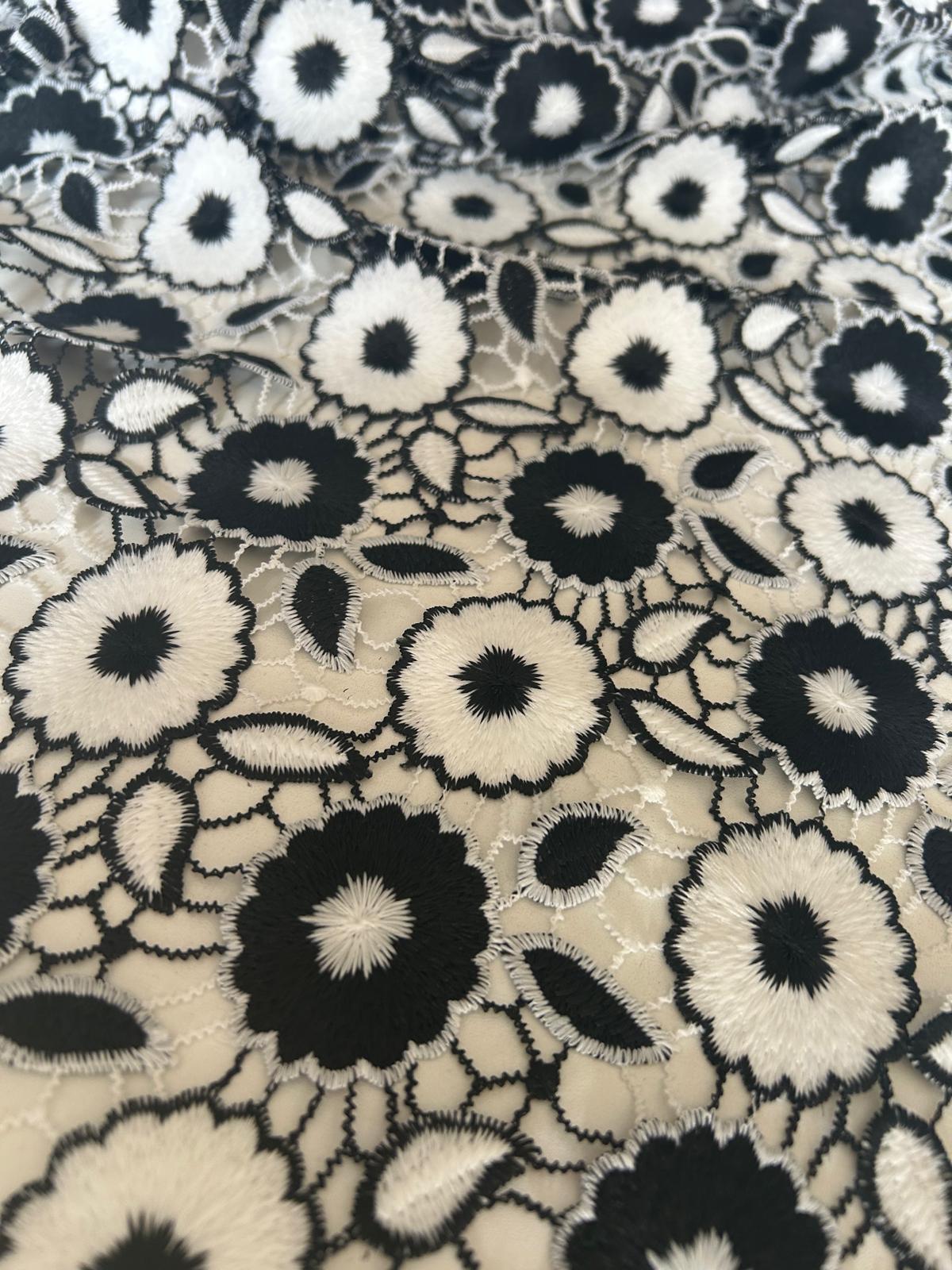 Pizzo maicrame disegno margherite bicolore bianco e nero 2 Pizzo maicrame disegno margherite bicolore bianco e nero - immagine 2