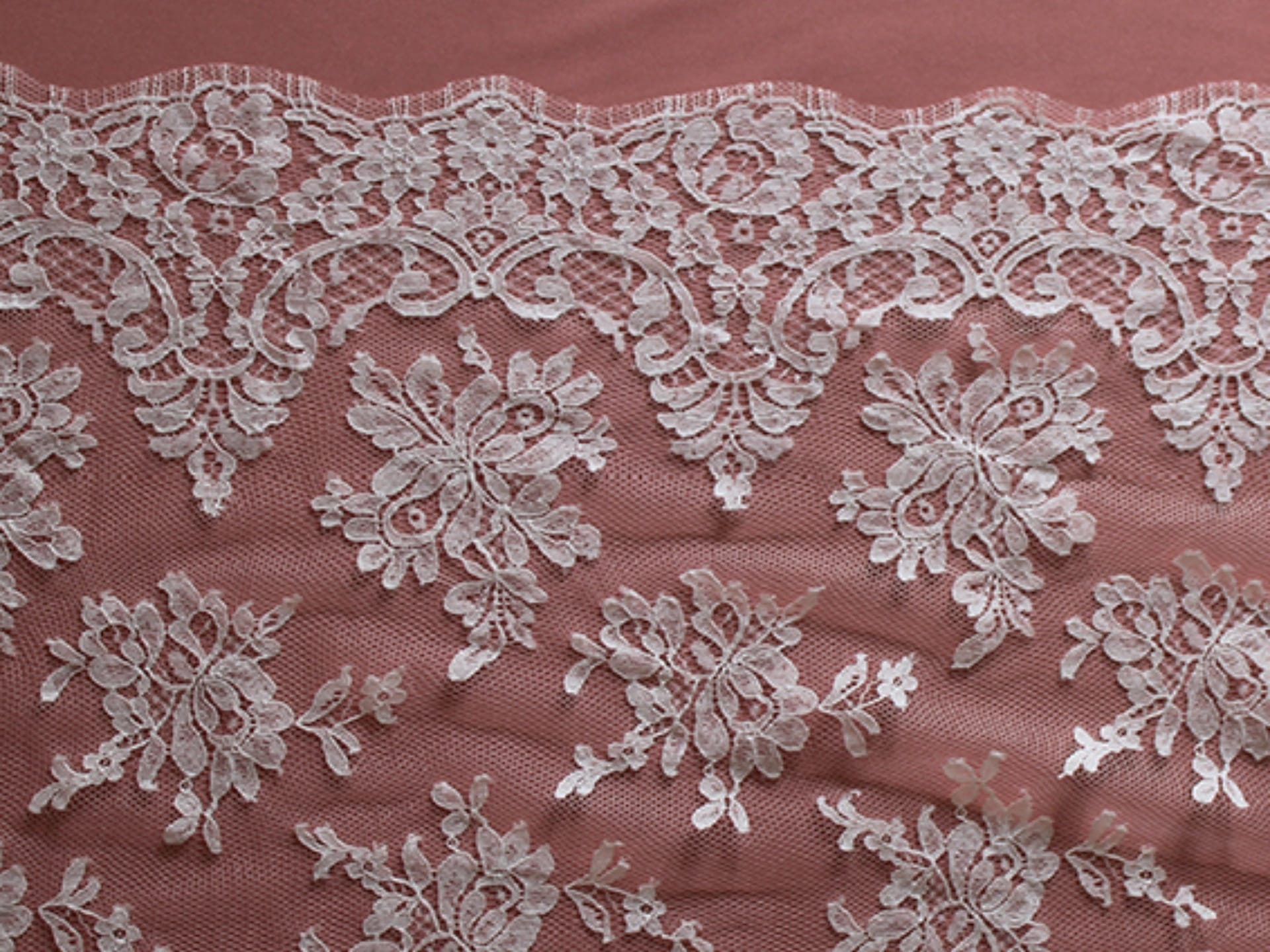 Pizzo chantilly fiore colore bianco seta con smerlo su ambo i lati 1 Pizzo chantilly colore bianco seta