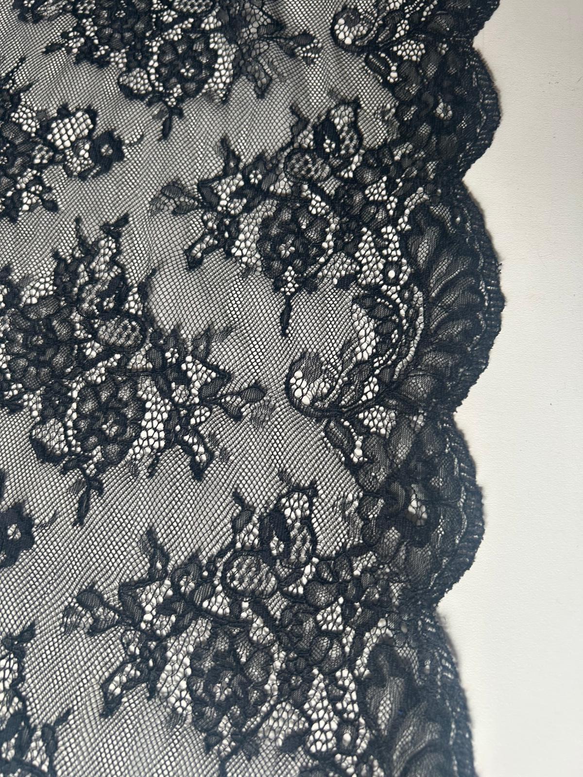 Pizzo Raschel leggero con smerlo su ambo i lati 2 pizzo raschel leggero con smerlo su ambo i lati colore nero