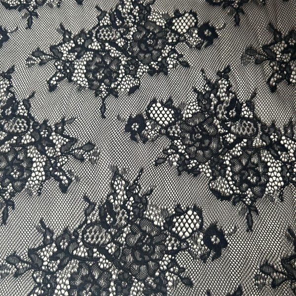 Pizzo raschel leggero con smerlo su ambo i lati colore nero