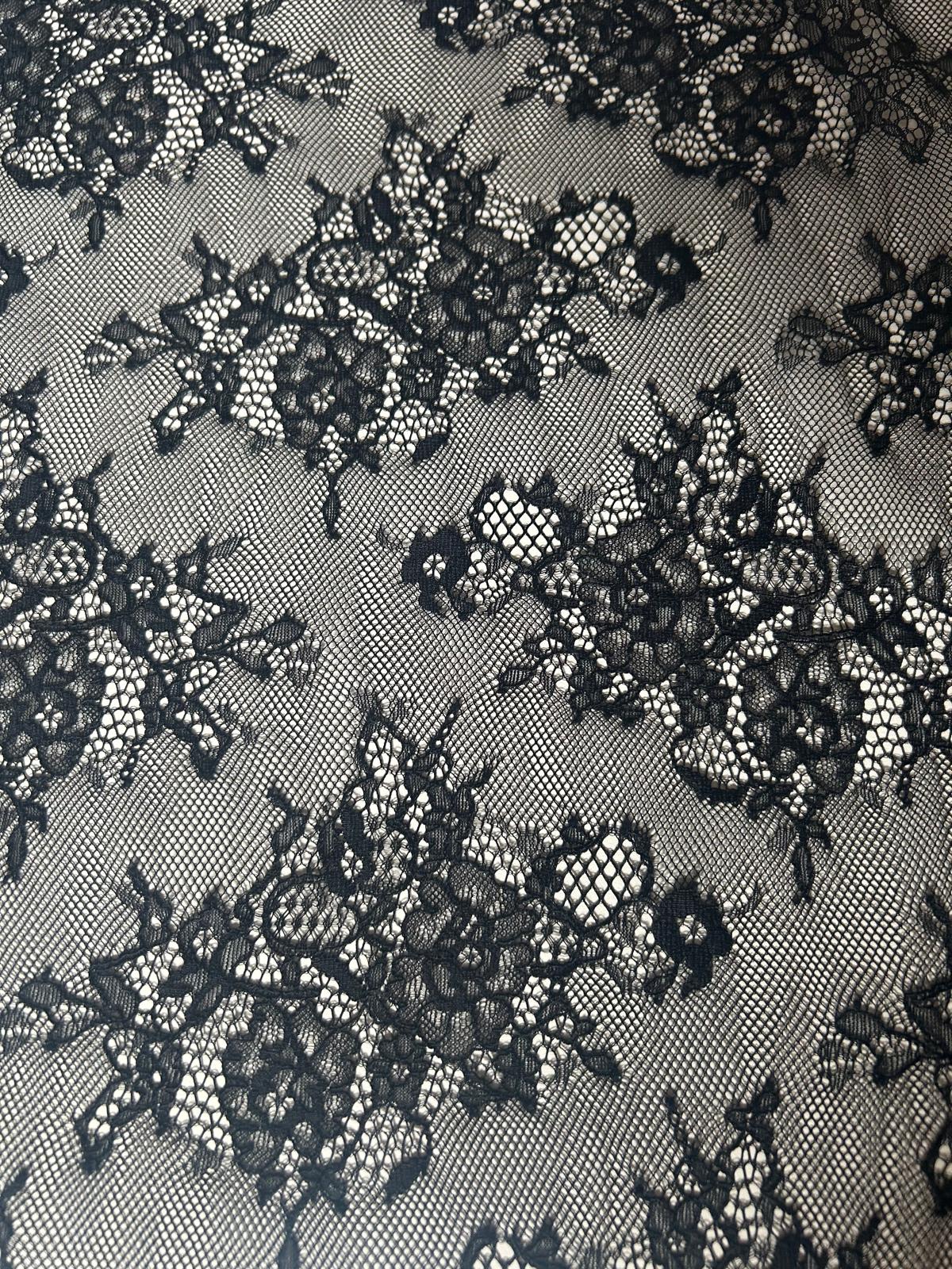 Pizzo Raschel leggero con smerlo su ambo i lati 1 Pizzo raschel leggero con smerlo su ambo i lati colore nero