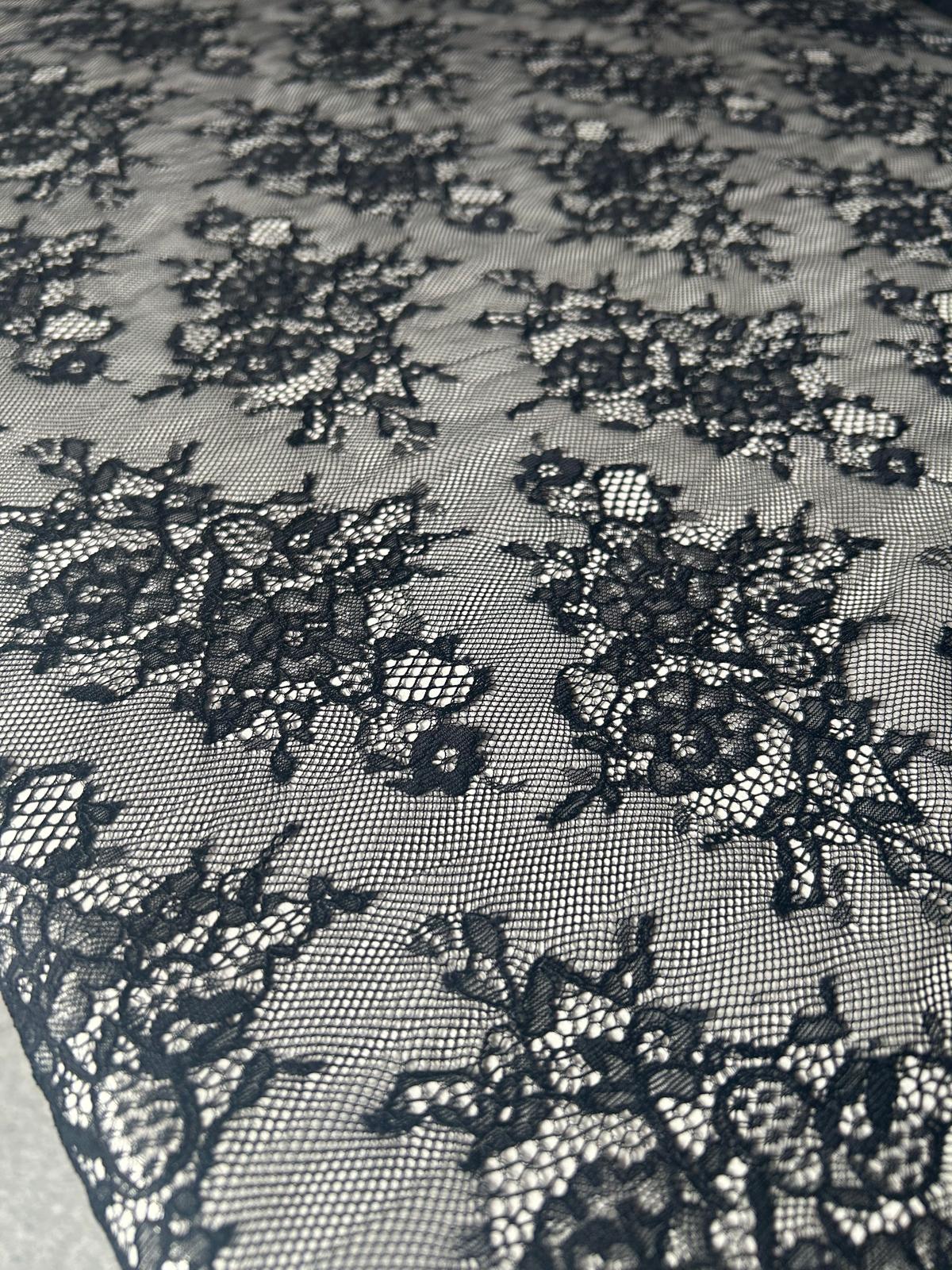 Pizzo Raschel leggero con smerlo su ambo i lati 3 pizzo raschel leggero con smerlo su ambo i lati colore nero