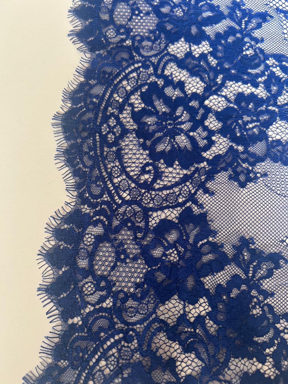 Pizzo rebrode disegno fiori campo pieno con smerlo ambo i lati blue chiaro 2 pizzo rebrode disegno fiori sparsi campo pieno colore blu chiaro