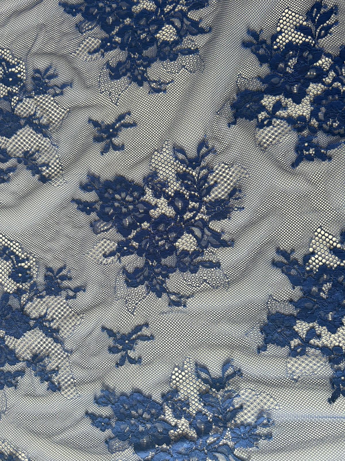 Pizzo rebrode disegno fiori campo pieno con smerlo ambo i lati blue chiaro 3 pizzo rebrode disegno fiori sparsi con smerlo su ambo i lati colore blu chiaro