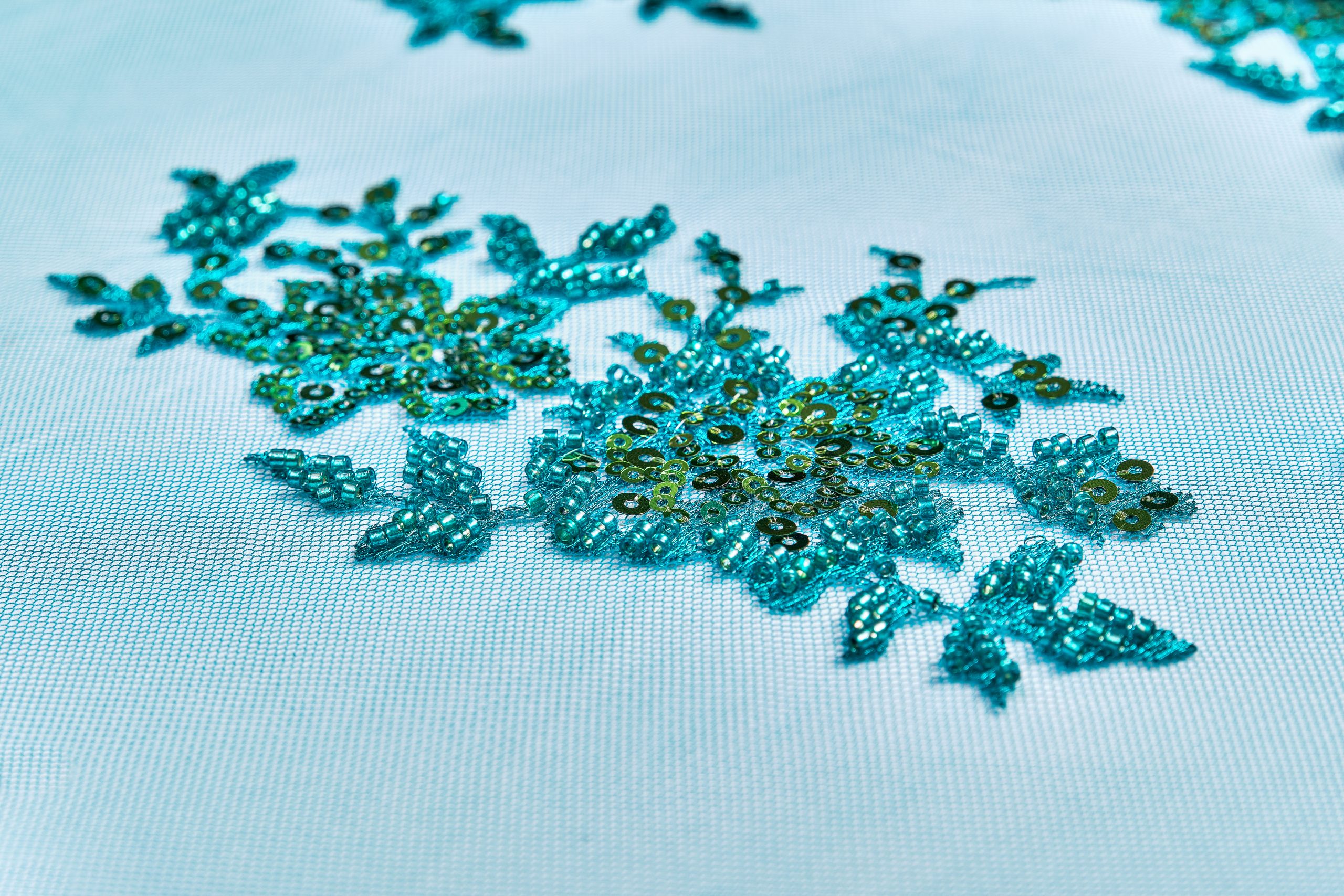 tulle ricamato disegno fiore colore verde acqua con pailletes e perline