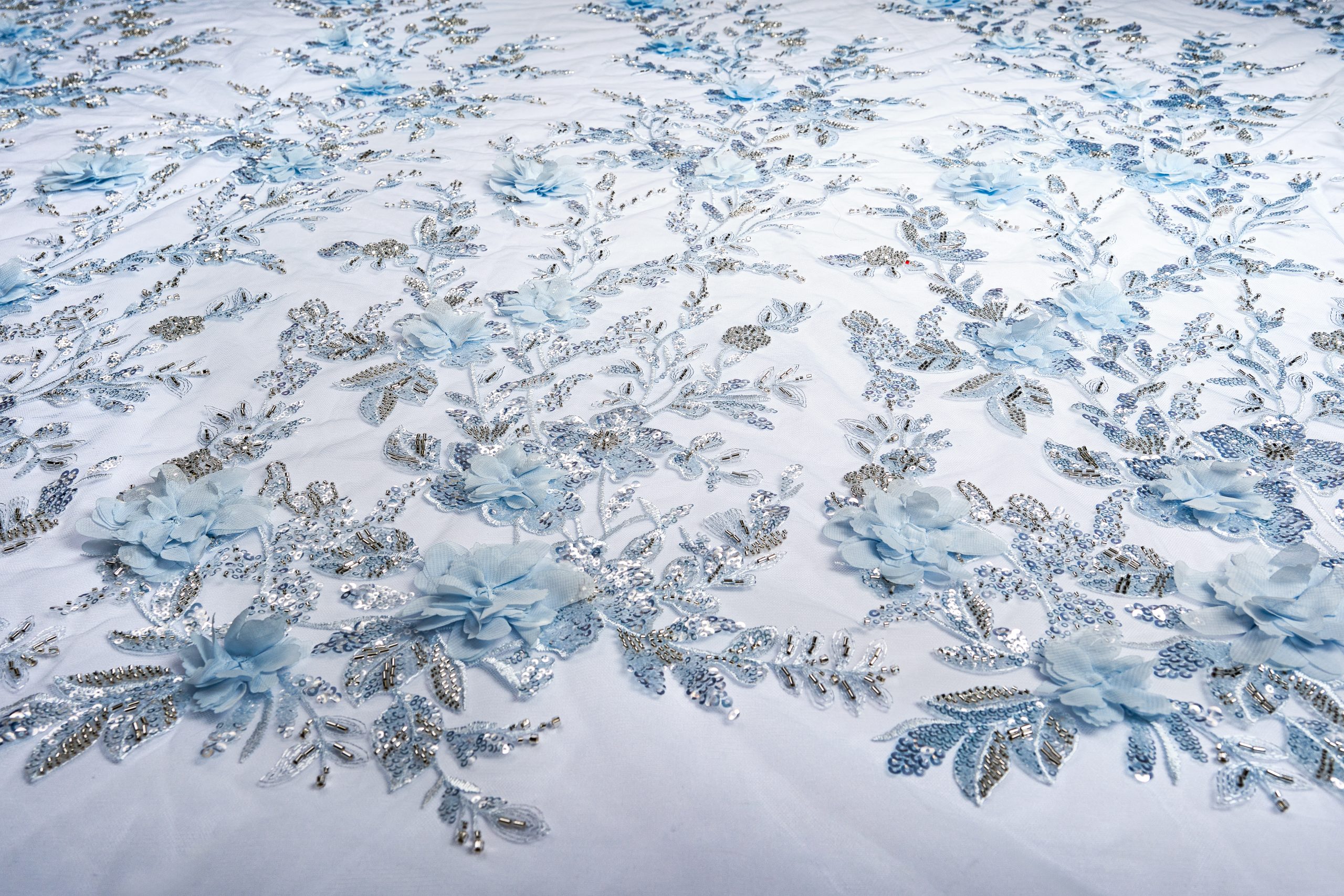 tulle ricamato fiori 3D e perline colore azzurro 1 tulle ricamato fiori 3D colori azzurro e perline