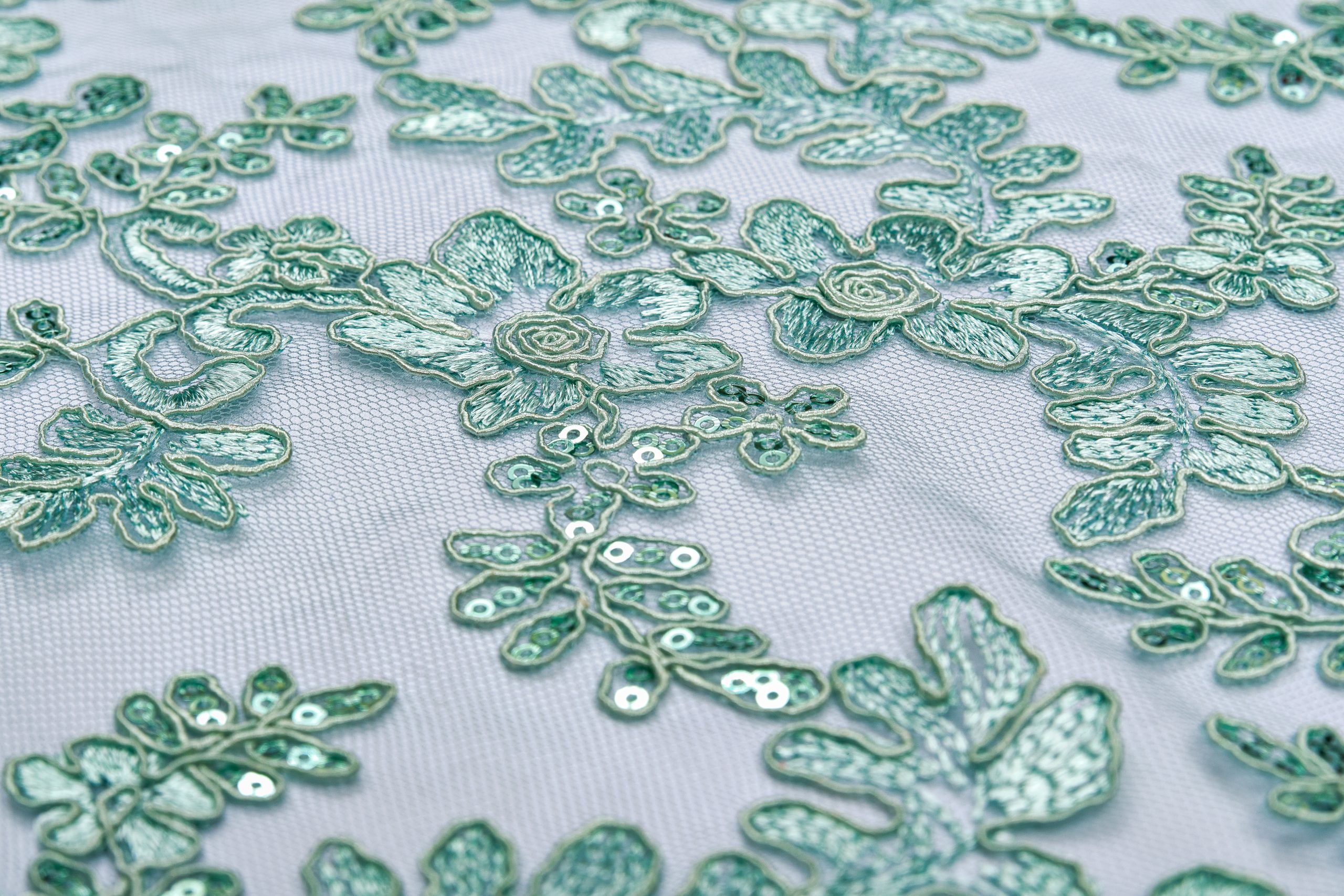 tulle ricamato disegno fiorellino campo pieno con smerlo colore verde salvia 2 Tulle ricamato disegno fiorellino campo pieno colore verde salvia